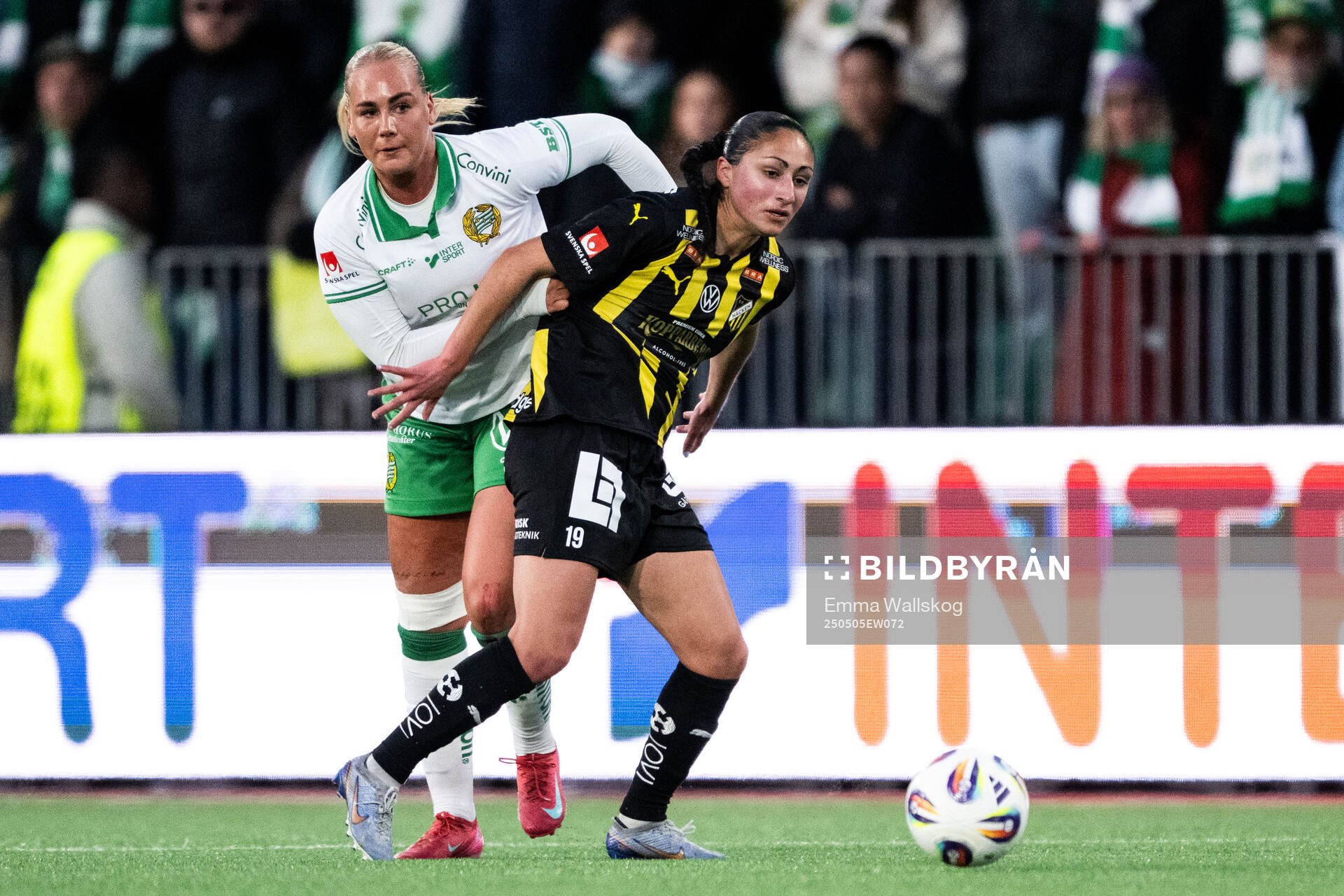 Hammarbys Cathinka Tandberg och Häckens Nesrin Akgun under fotbollsmatchen i Damallsvenskan mellan Hammarby och Häcken den 5 maj 2025 i Stockholm.