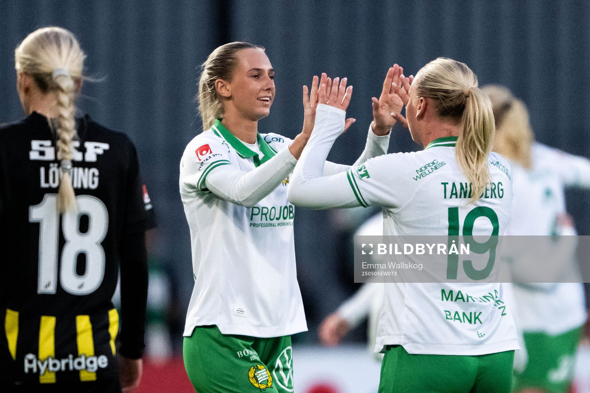 Hammarbys Ellen Wangerheim och Cathinka Tandberg jublar efter fotbollsmatchen i Damallsvenskan mellan Hammarby och Häcken den 5 maj 2025 i Stockholm.