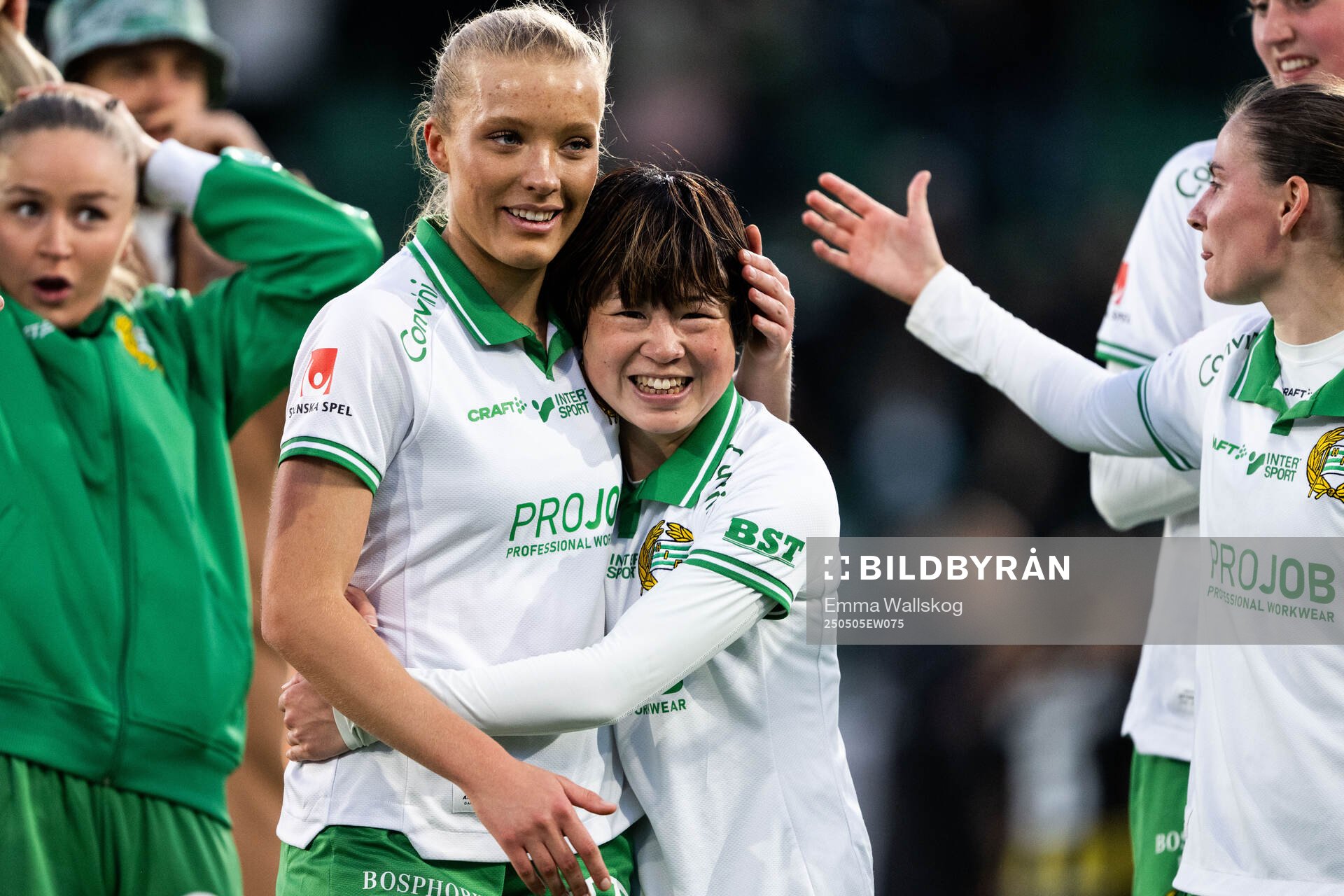 Hammarbys Smilla Holmberg och Asato Miyagawa jublar efter fotbollsmatchen i Damallsvenskan mellan Hammarby och Häcken den 5 maj 2025 i Stockholm.