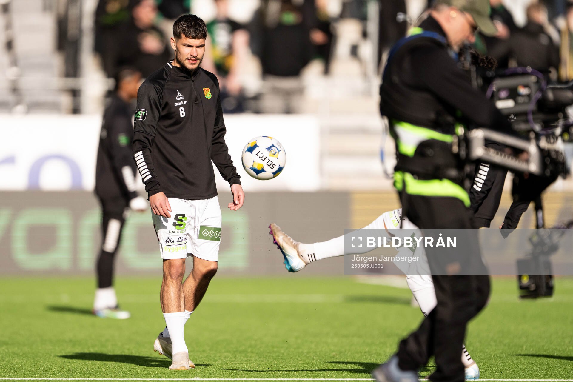 GAISs William Milovanovic under uppvärmningen inför fotbollsmatchen i Allsvenskan mellan Elfsborg och GAIS den 5 maj 2025 i Borås. 