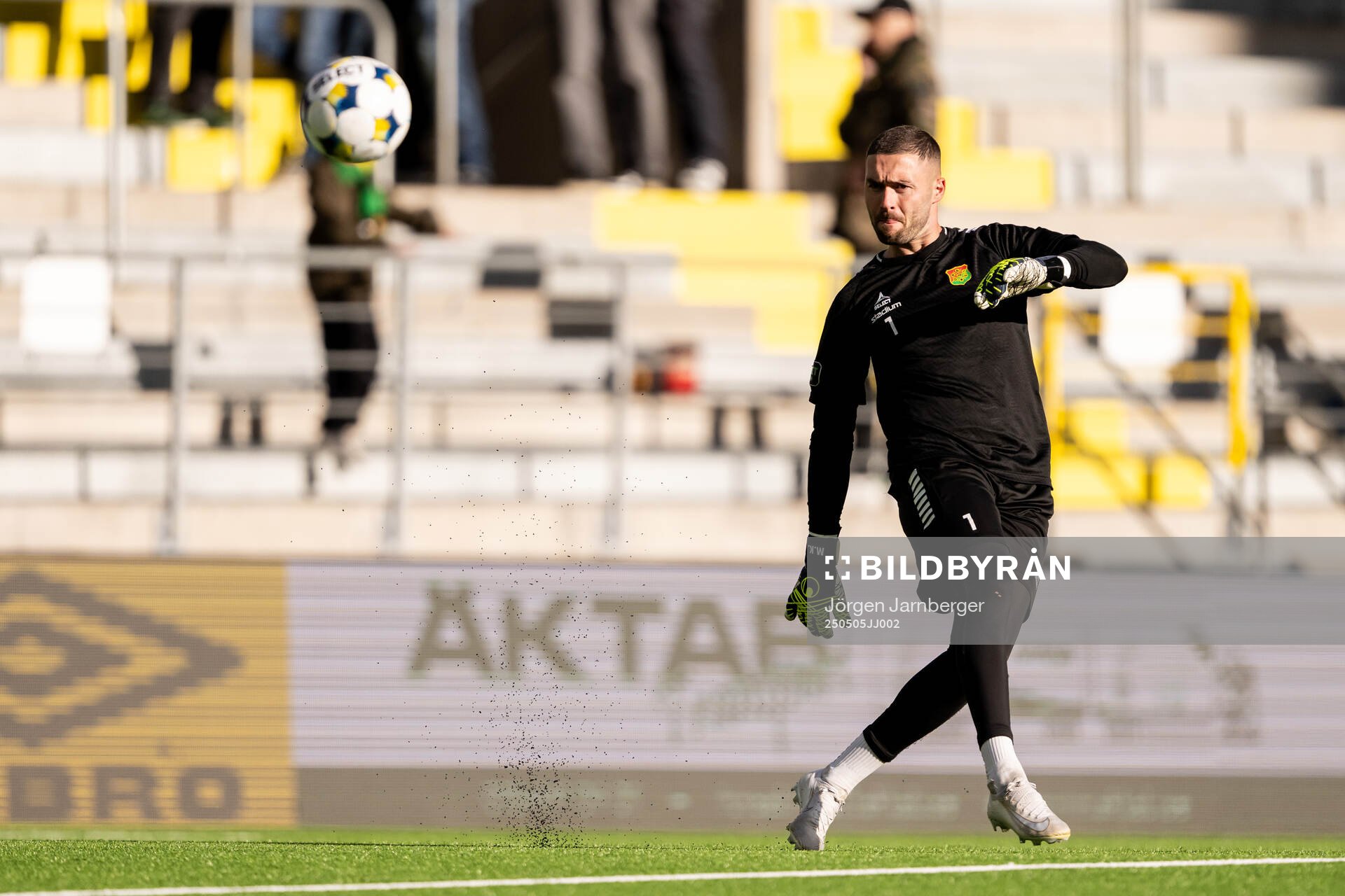 GAISs Mergim Krasniqi under uppvärmningen inför fotbollsmatchen i Allsvenskan mellan Elfsborg och GAIS den 5 maj 2025 i Borås. 