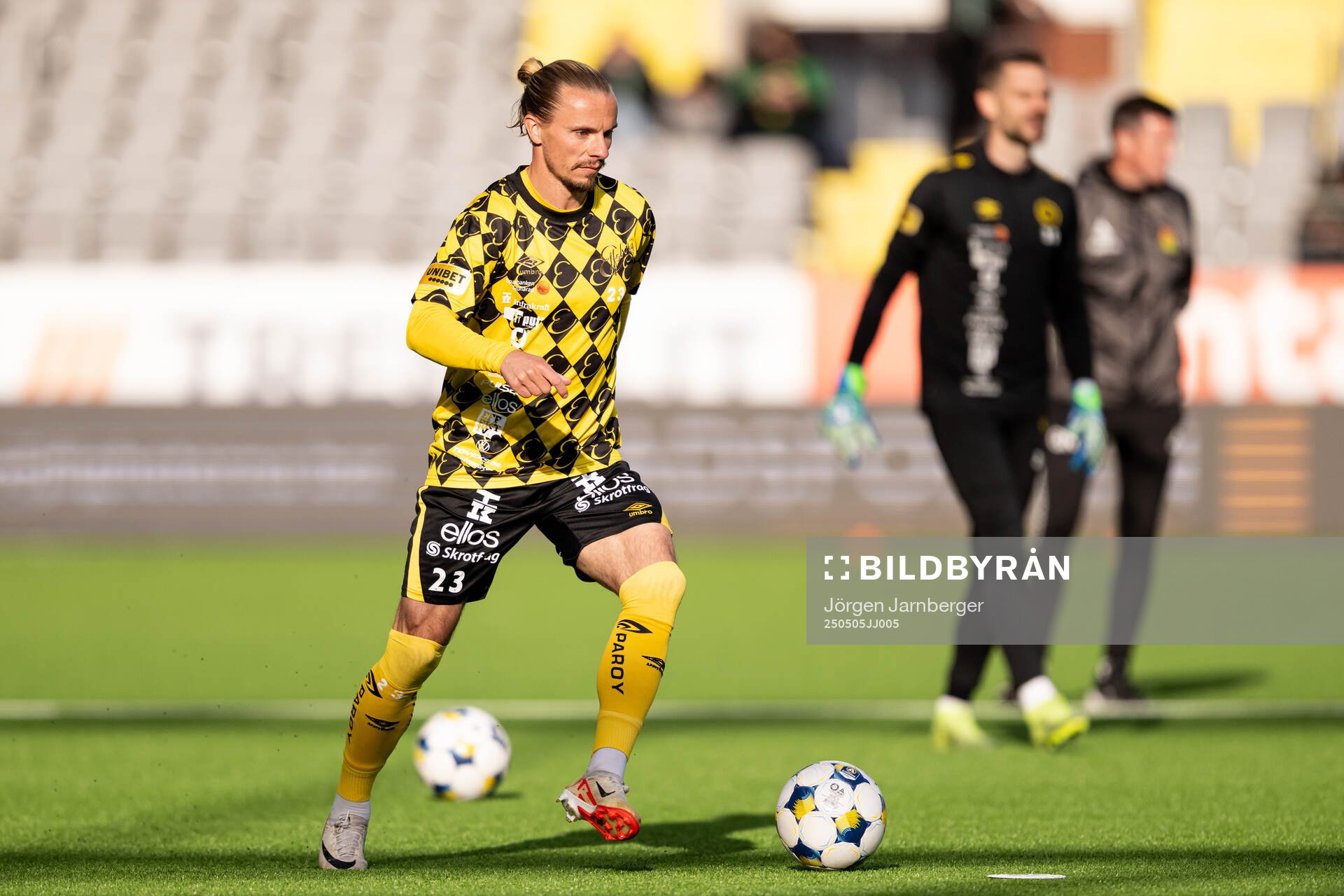 Elfsborgs Niklas Hult under uppvärmningen inför fotbollsmatchen i Allsvenskan mellan Elfsborg och GAIS den 5 maj 2025 i Borås. 
