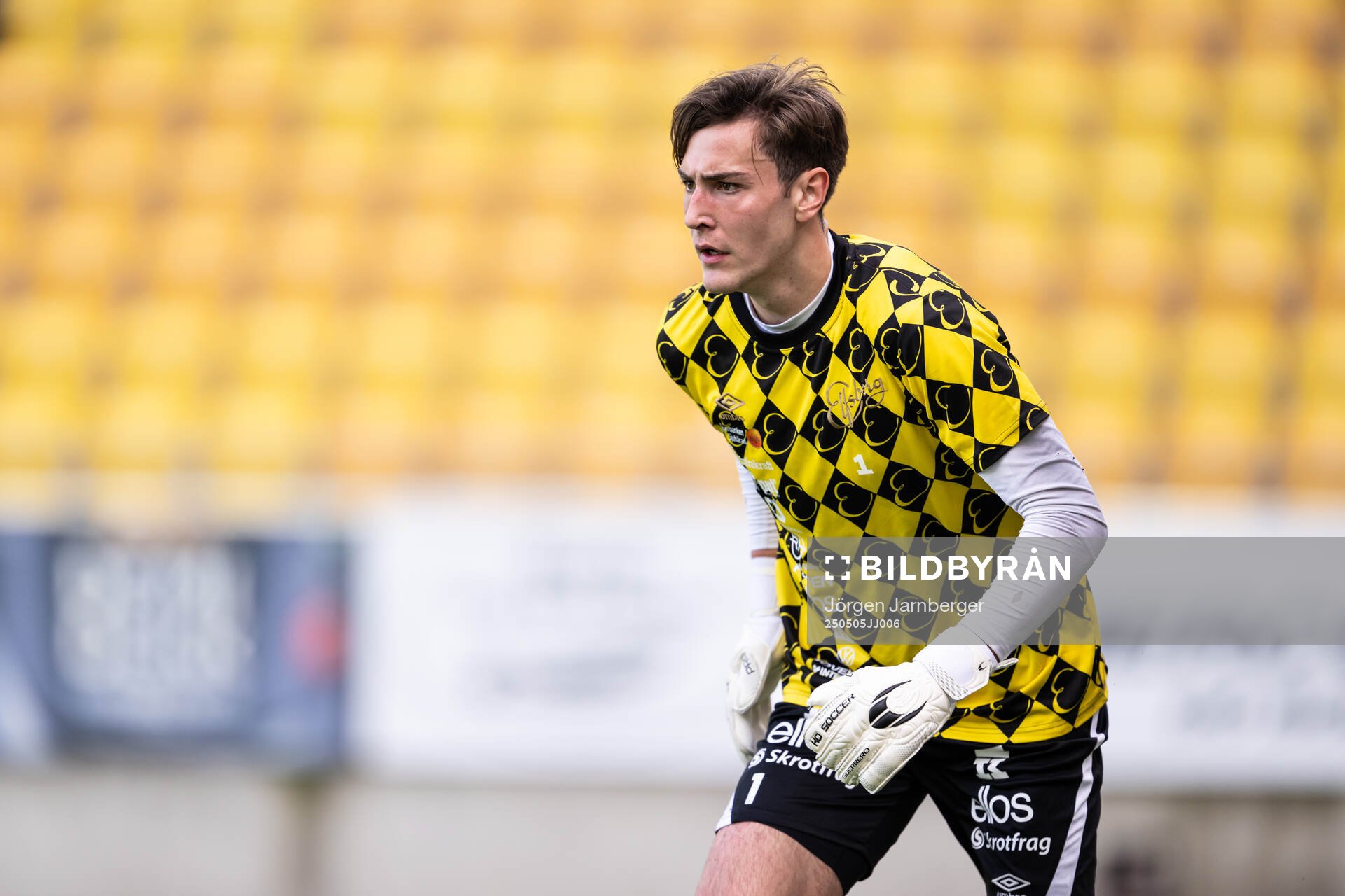 Elfsborgs målvakt Simon Eriksson under uppvärmningen inför fotbollsmatchen i Allsvenskan mellan Elfsborg och GAIS den 5 maj 2025 i Borås. 