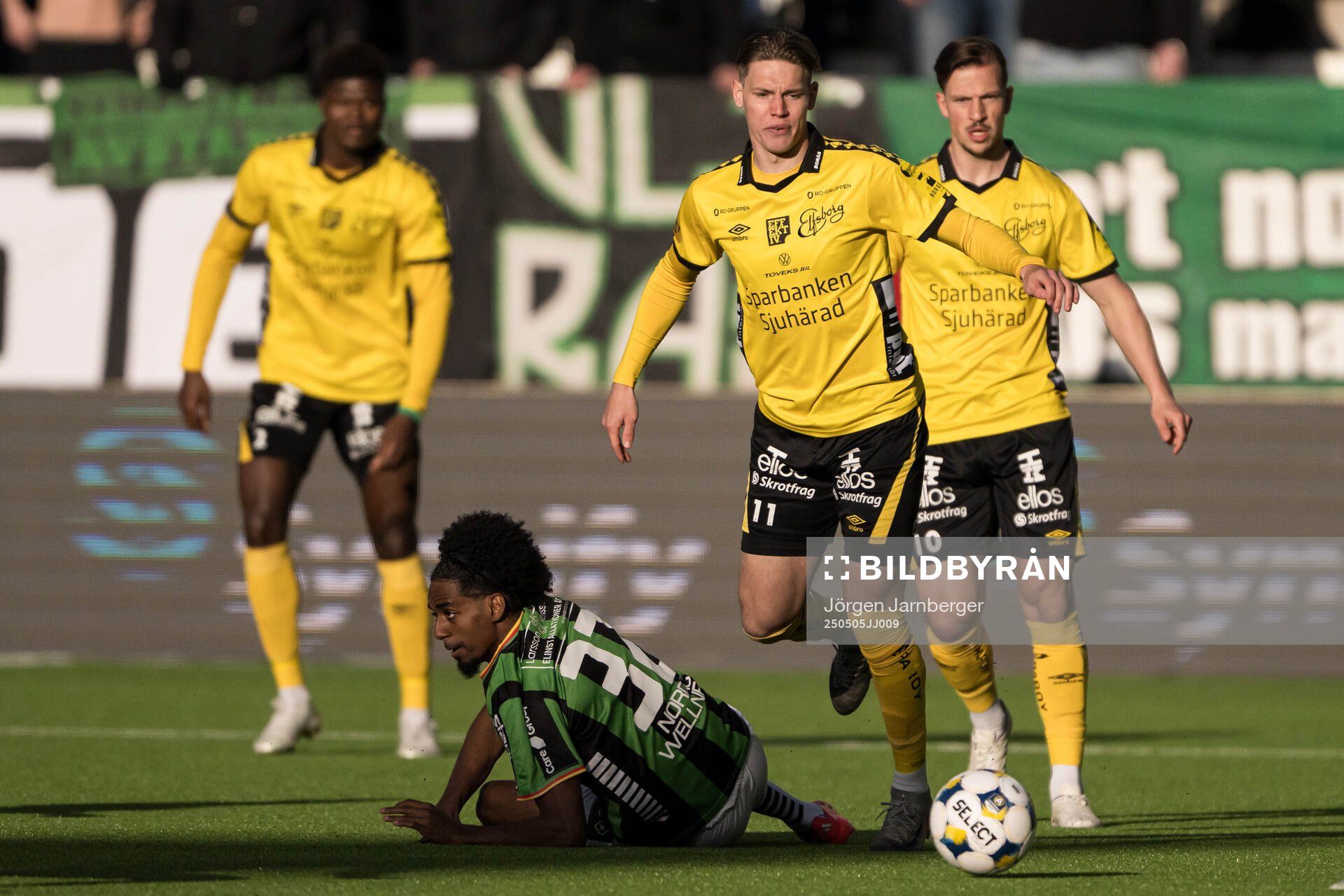 GAISs Harun Ibrahim och Elfsborgs Taylor Silverholt under fotbollsmatchen i Allsvenskan mellan Elfsborg och GAIS den 5 maj 2025 i Borås. 