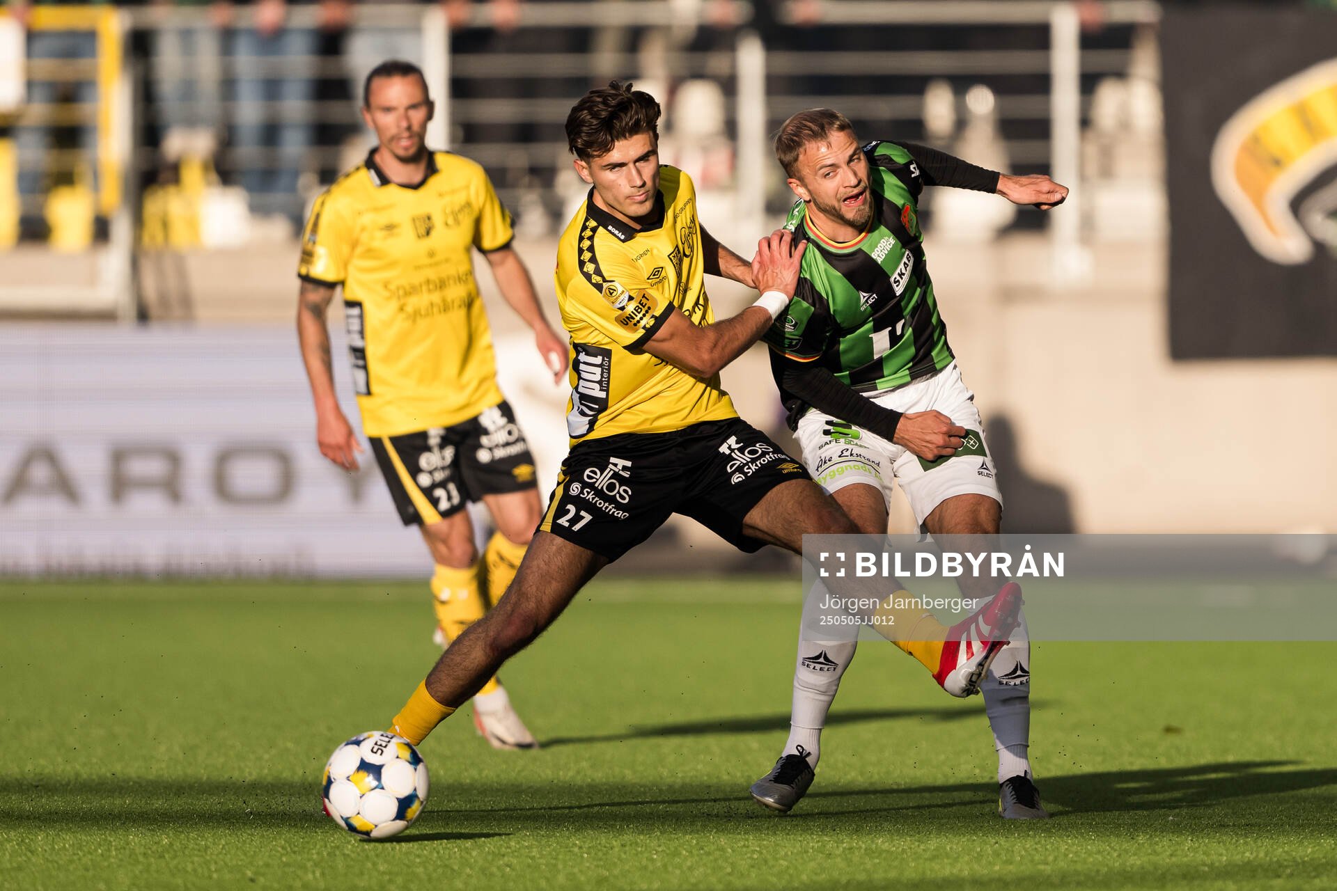 Elfsborgs Besfort Zeneli och GAISs Gustav Lundgren under fotbollsmatchen i Allsvenskan mellan Elfsborg och GAIS den 5 maj 2025 i Borås. 