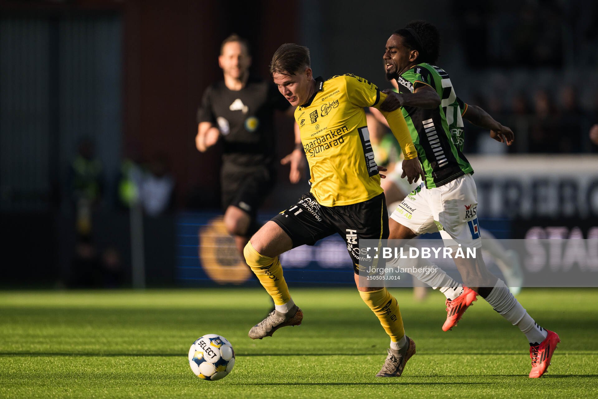 Elfsborgs Taylor Silverholt och GAIS Harun Ibrahim under fotbollsmatchen i Allsvenskan mellan Elfsborg och GAIS den 5 maj 2025 i Borås. 
