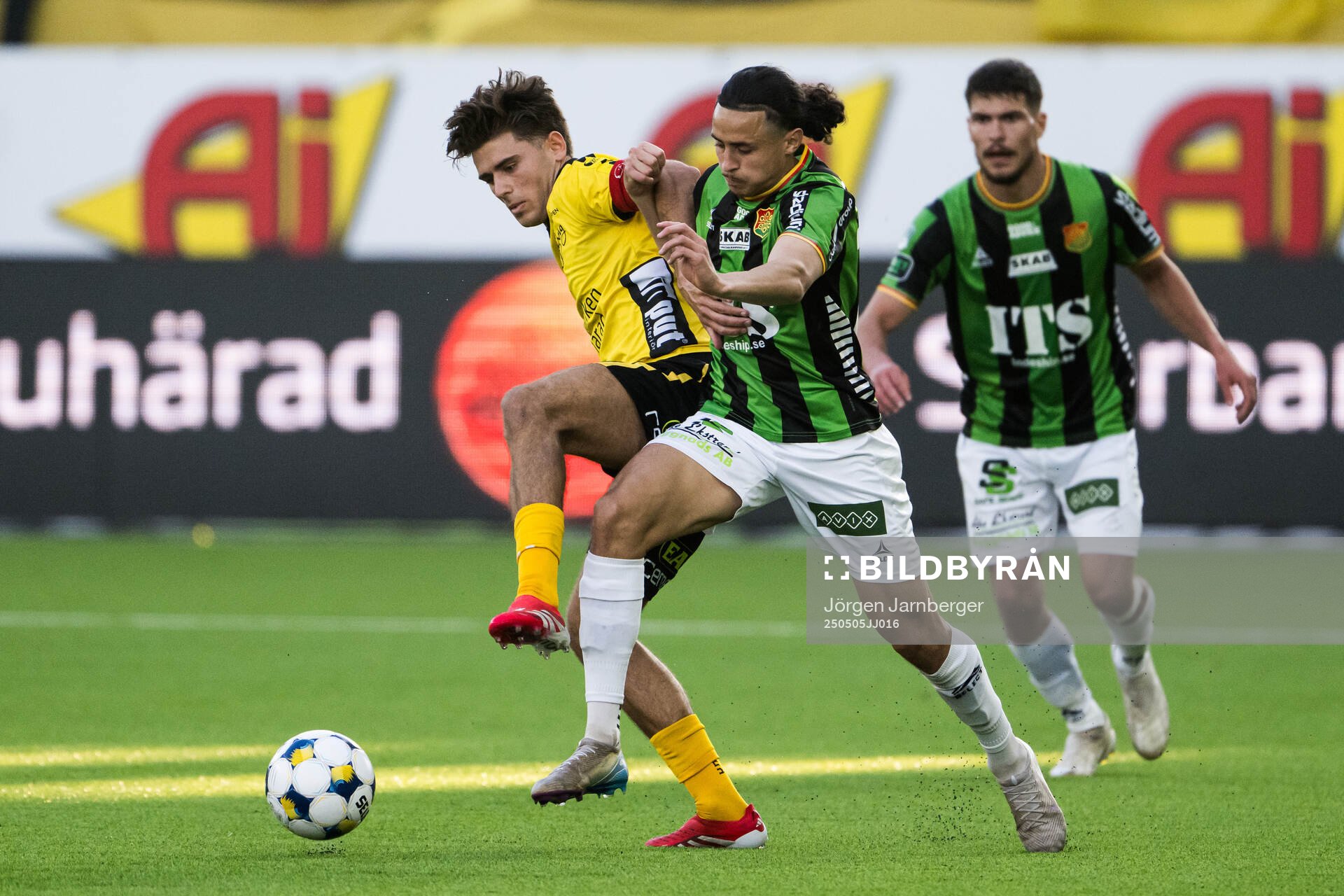 Elfsborgs Besfort Zeneli och GAIS Amin Boudri under fotbollsmatchen i Allsvenskan mellan Elfsborg och GAIS den 5 maj 2025 i Borås. 