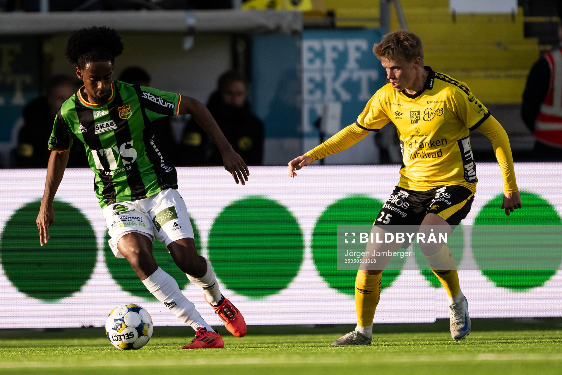 GAISs Harun Ibrahim och Elfsborgs Ari Sigurpálsson under fotbollsmatchen i Allsvenskan mellan Elfsborg och GAIS den 5 maj 2025 i Borås. 