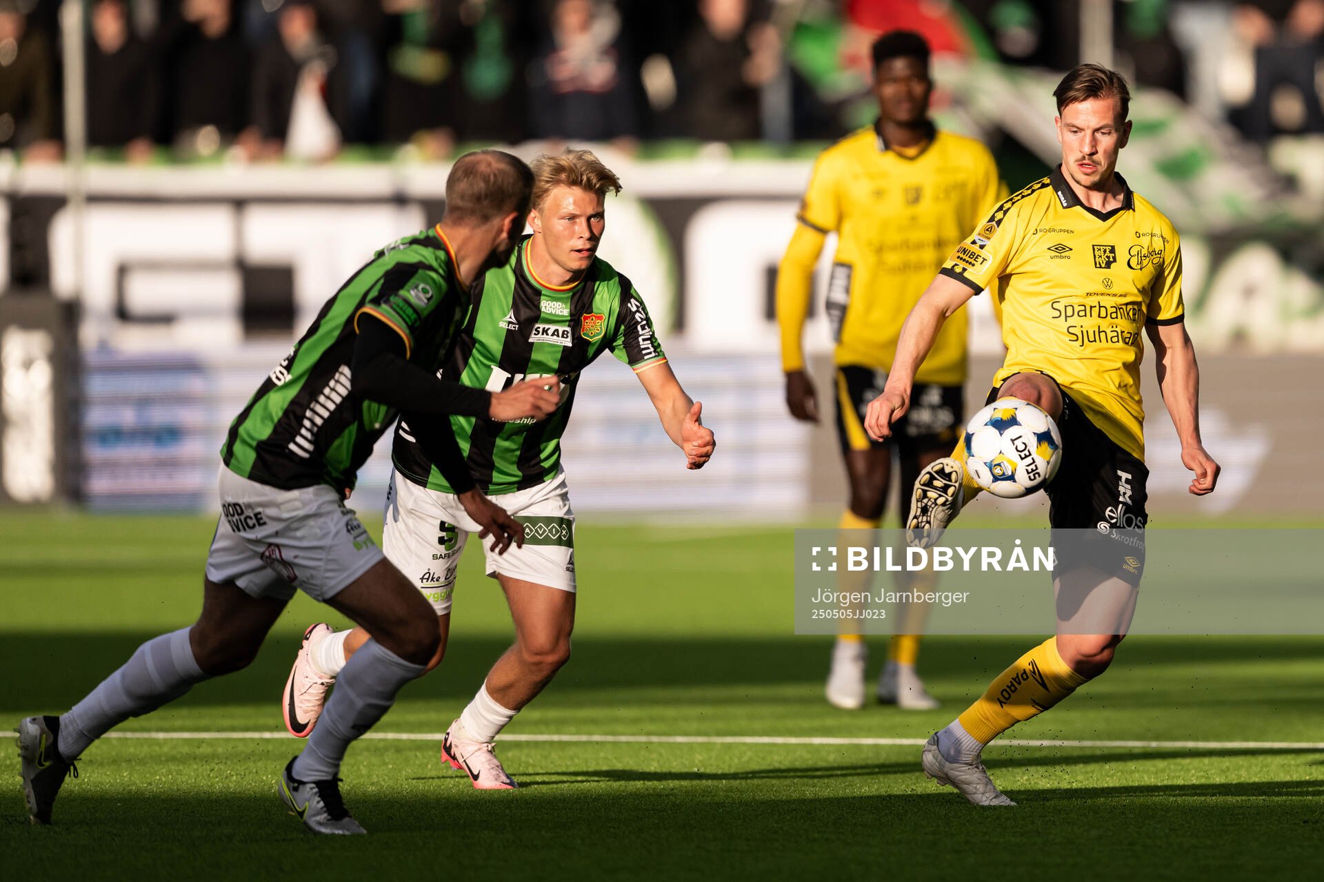 GAISs Rasmus Niklasson Petrovic och Elfsborgs Simon Olsson under fotbollsmatchen i Allsvenskan mellan Elfsborg och GAIS den 5 maj 2025 i Borås.