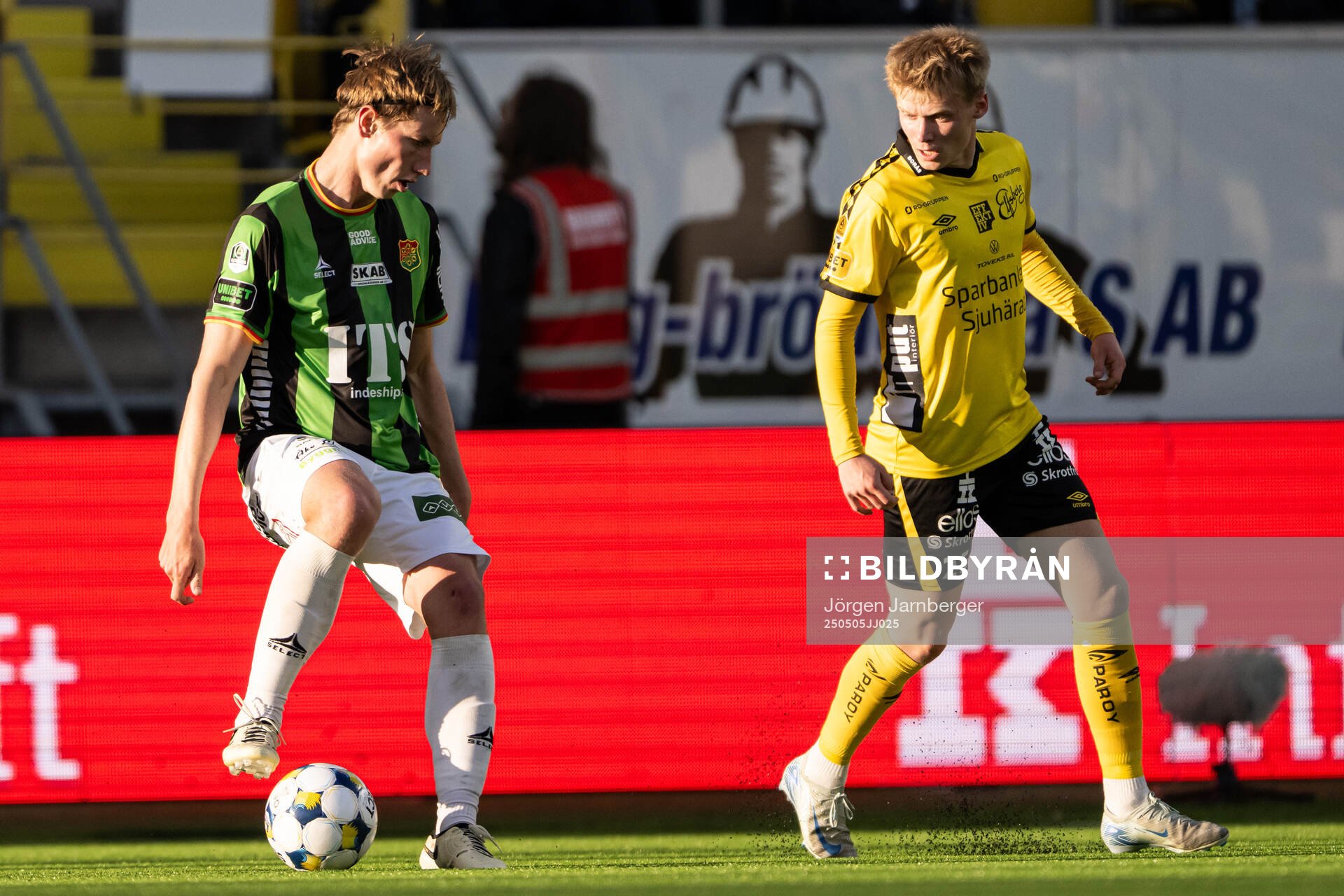 GAISs Robin Frej och Elfsborgs Ari Sigurpálsson under fotbollsmatchen i Allsvenskan mellan Elfsborg och GAIS den 5 maj 2025 i Borås. 
