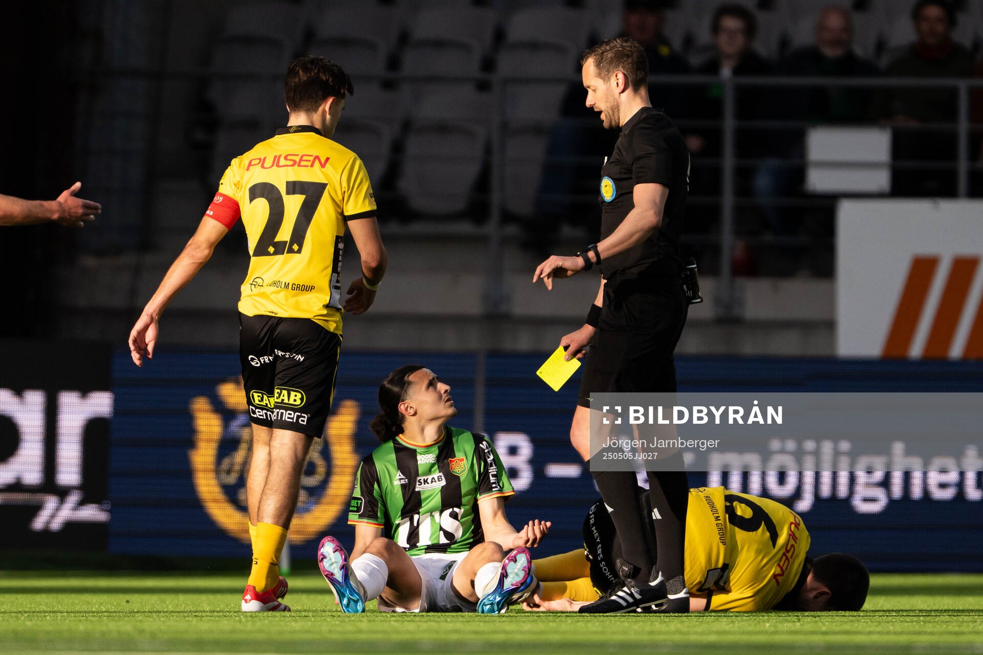 Domare Victor Wolf visar GAISs Amin Boudri gult kort under fotbollsmatchen i Allsvenskan mellan Elfsborg och GAIS den 5 maj 2025 i Borås. 