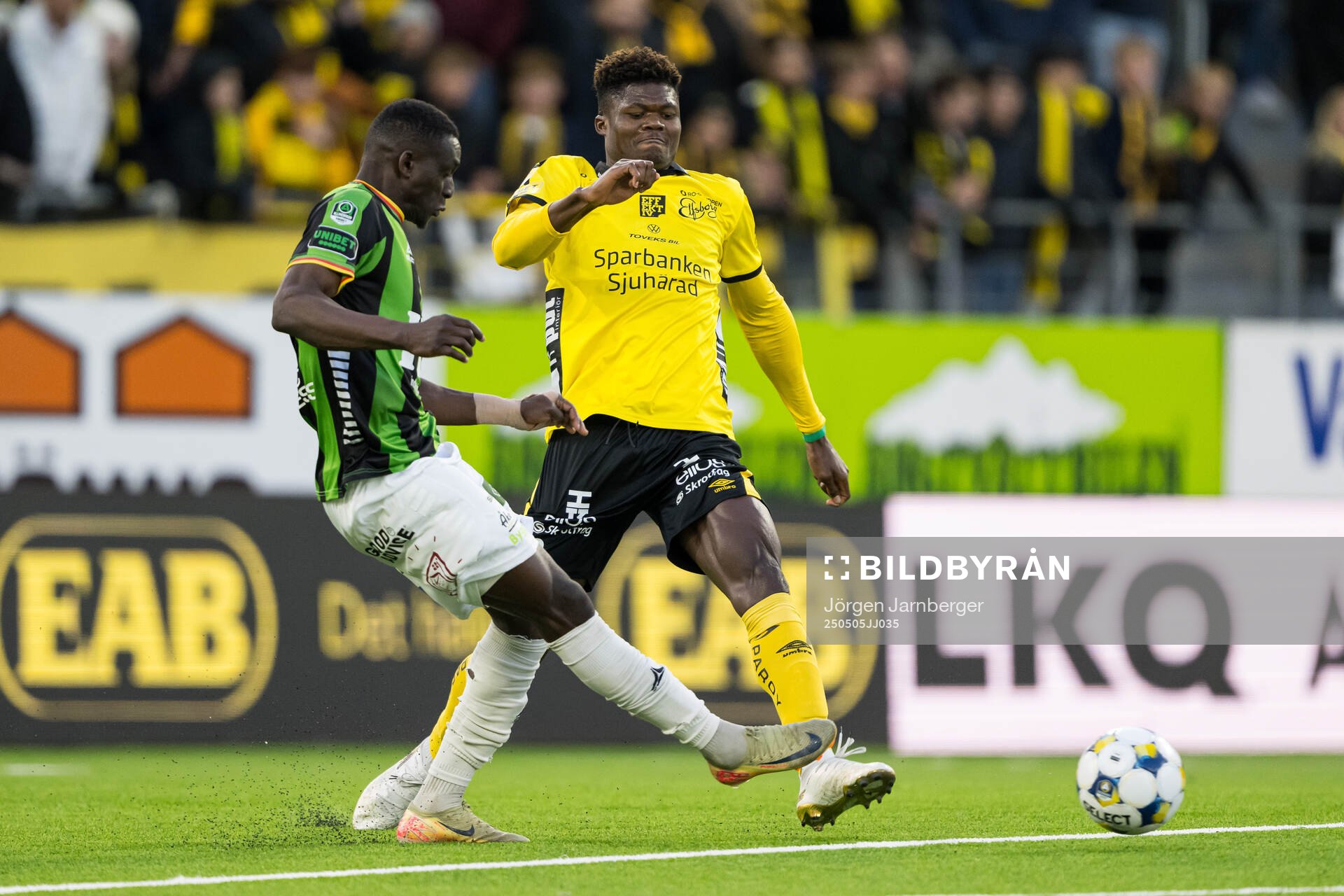 GAIS Ibrahim Diabate och Elfsborgs Terry Yegbe under fotbollsmatchen i Allsvenskan mellan Elfsborg och GAIS den 5 maj 2025 i Borås. 