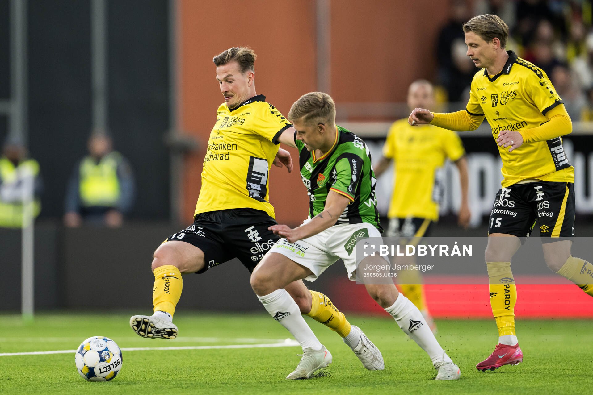Elfsborgs Simon Olsson och GAIS Kevin Holmén under fotbollsmatchen i Allsvenskan mellan Elfsborg och GAIS den 5 maj 2025 i Borås. 