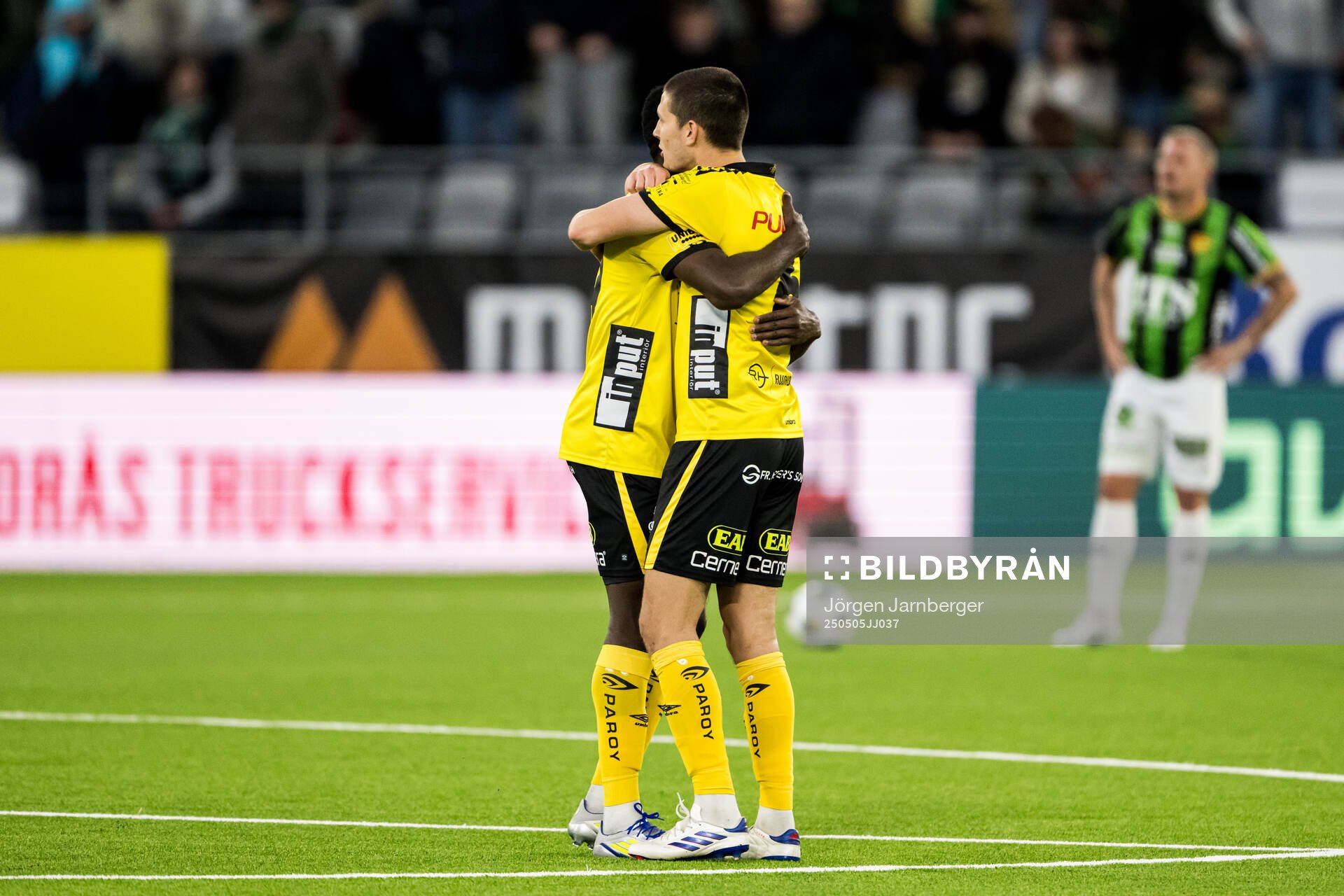 Elfsborgs Terry Yegbe och Rasmus Wikström jublar efter fotbollsmatchen i Allsvenskan mellan Elfsborg och GAIS den 5 maj 2025 i Borås. 