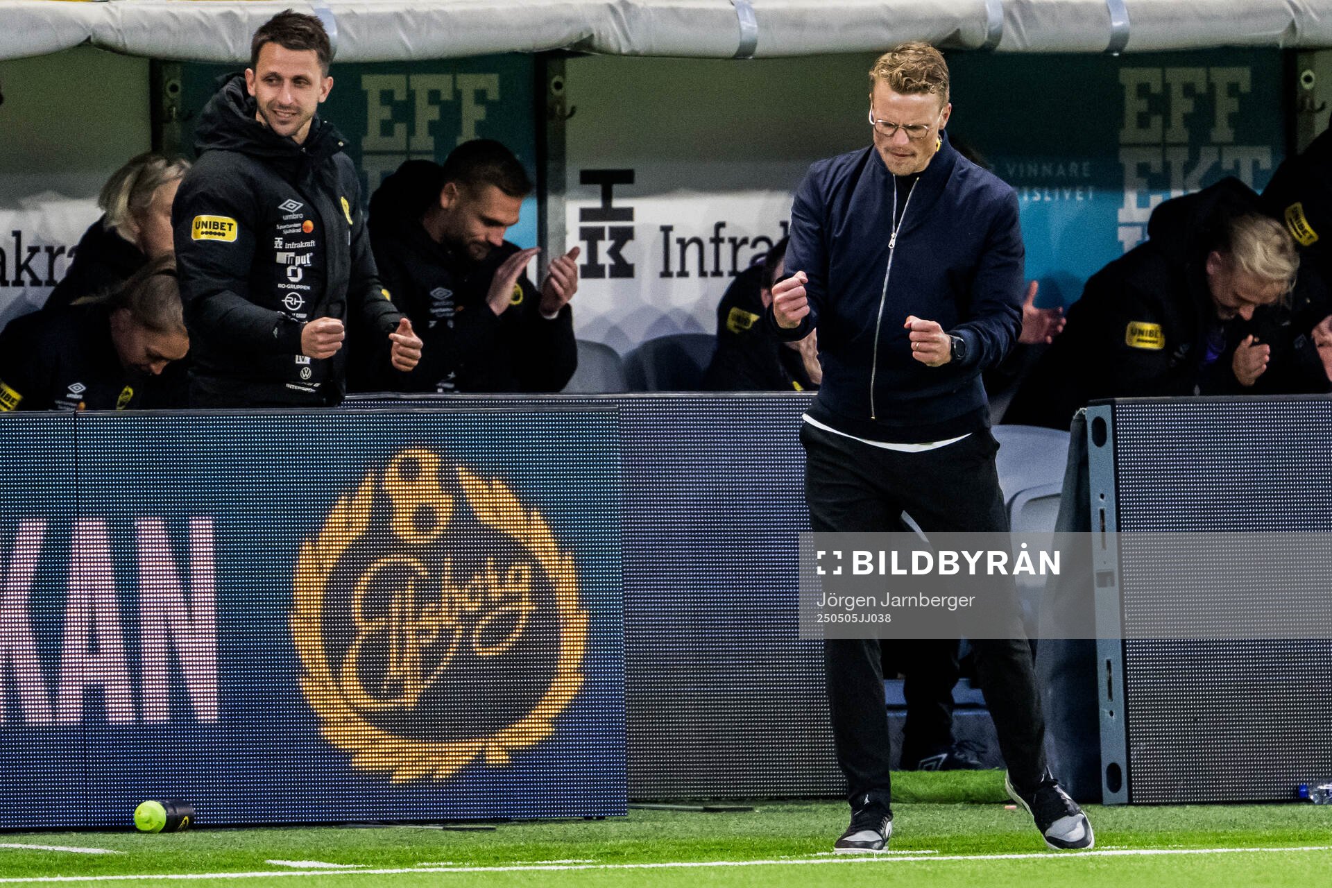 Elfsborgs tränare Oscar Hiljemark jublar efter fotbollsmatchen i Allsvenskan mellan Elfsborg och GAIS den 5 maj 2025 i Borås. 