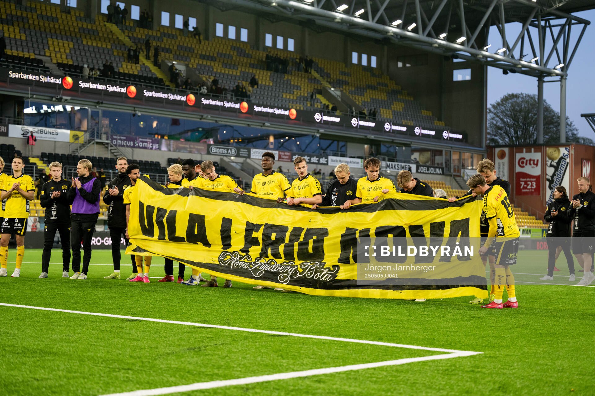 Elfsborgs spelare med banderoll ”Vila i frid Nova”