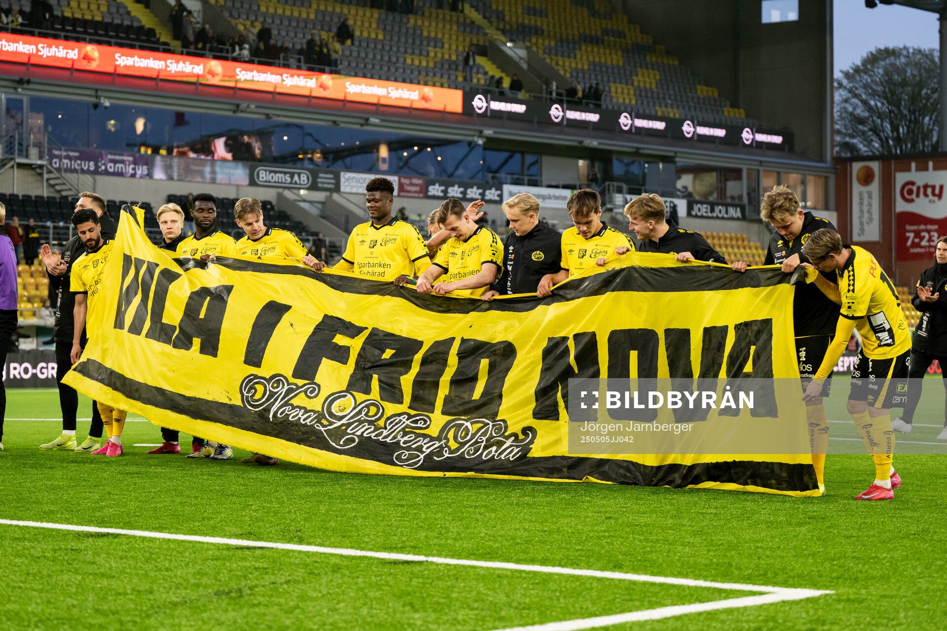 Elfsborgs spelare med banderoll ”Vila i frid Nova” efter fotbollsmatchen i Allsvenskan mellan Elfsborg och GAIS den 5 maj 2025 i Borås. 