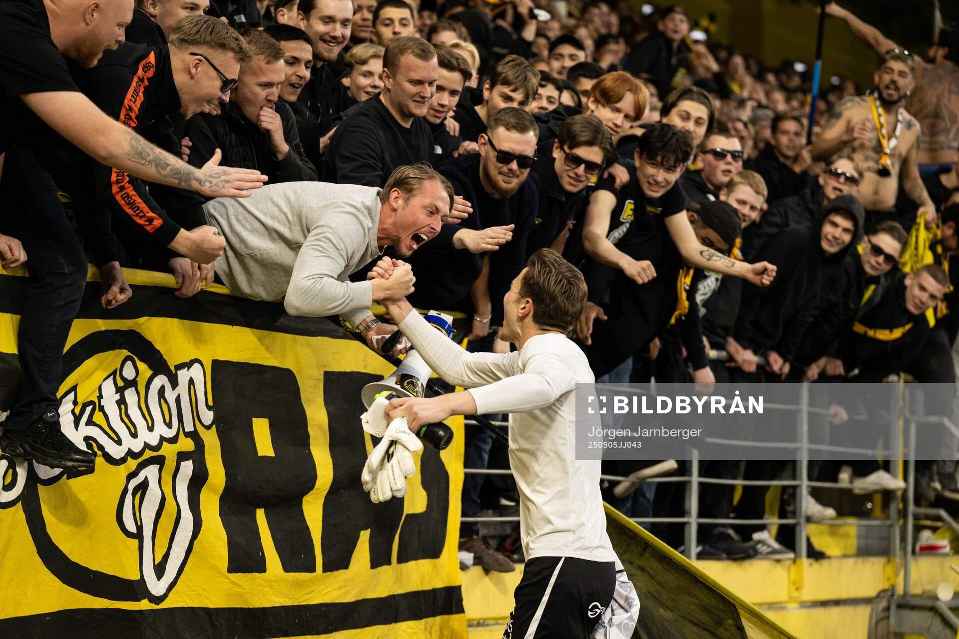 Elfsborgs målvakt Simon Eriksson jublar med supportrar