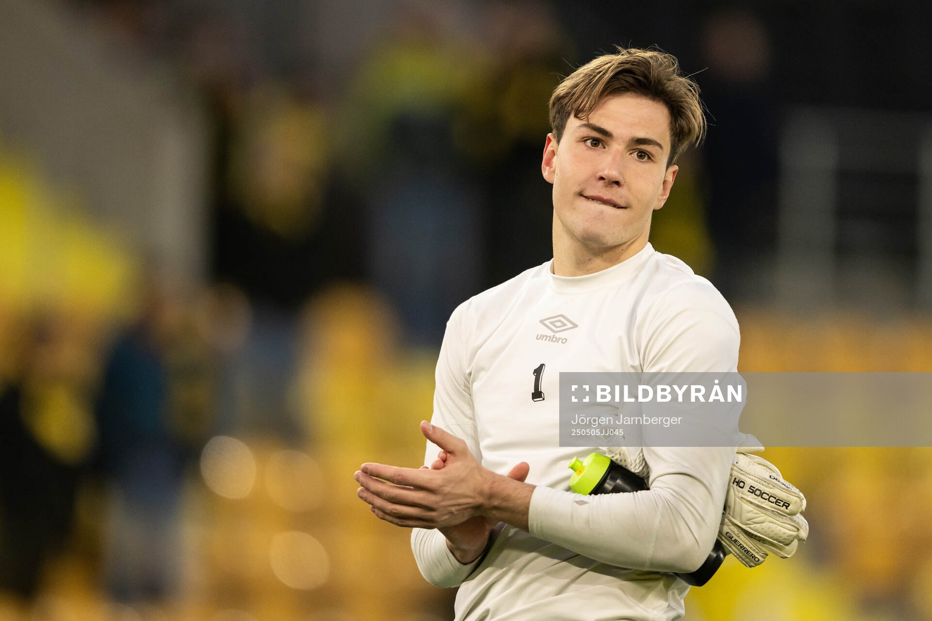 Elfsborgs målvakt Simon Eriksson jublar efter fotbollsmatchen i Allsvenskan mellan Elfsborg och GAIS den 5 maj 2025 i Borås. 