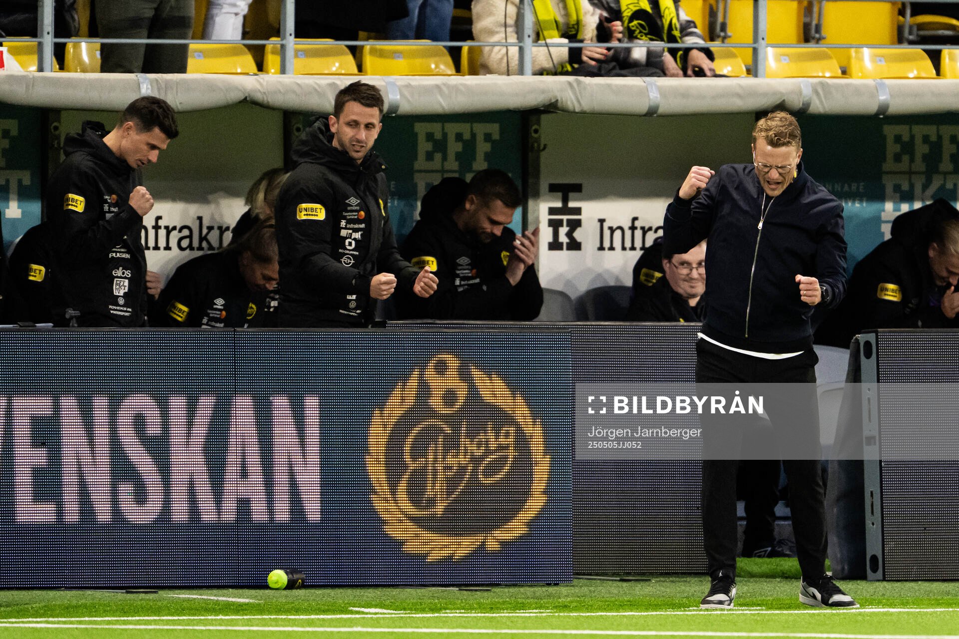 Elfsborgs tränare Oscar Hiljemark jublar efter fotbollsmatchen i Allsvenskan mellan Elfsborg och GAIS den 5 maj 2025 i Borås. 