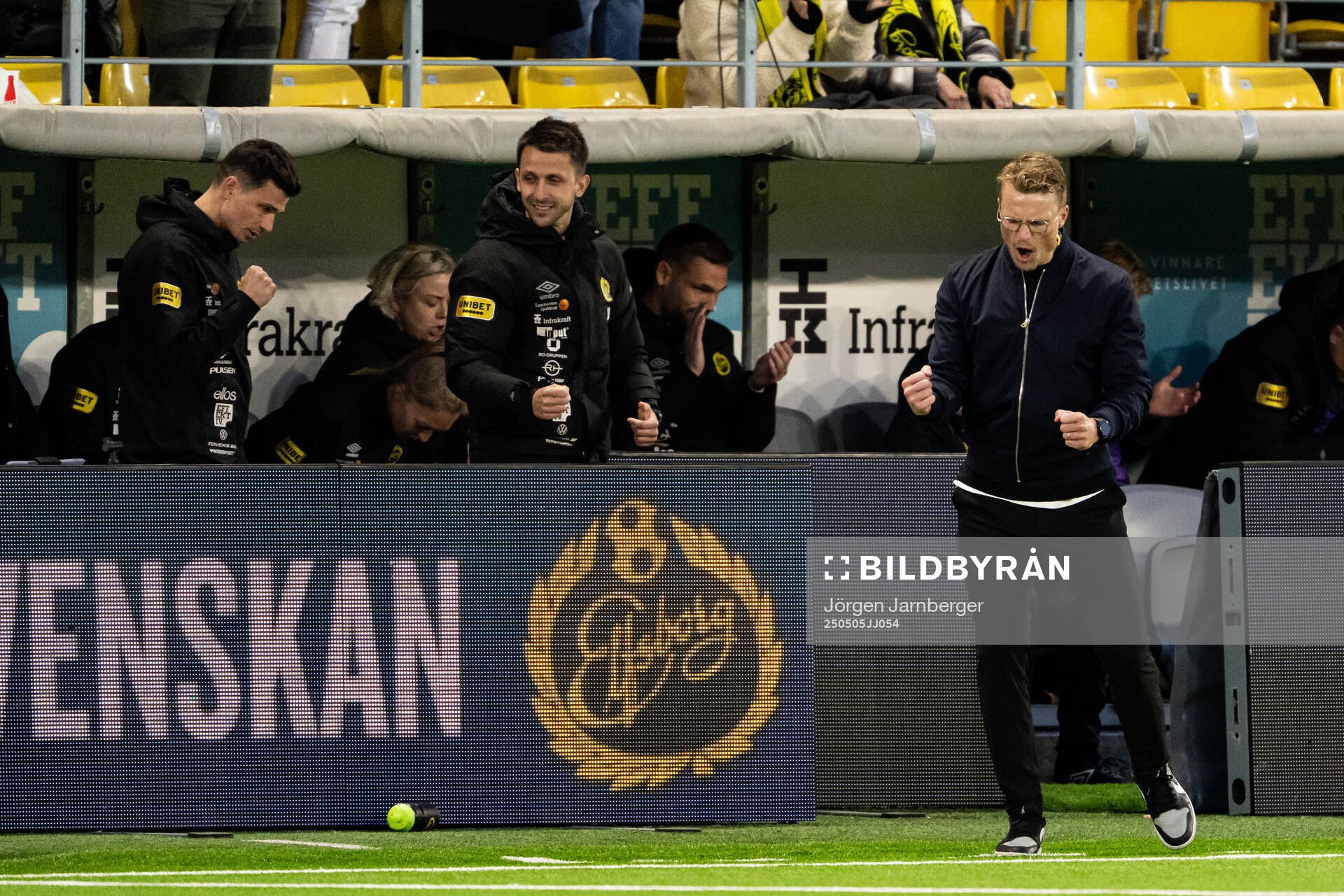 Elfsborgs tränare Oscar Hiljemark jublar efter fotbollsmatchen i Allsvenskan mellan Elfsborg och GAIS den 5 maj 2025 i Borås. 