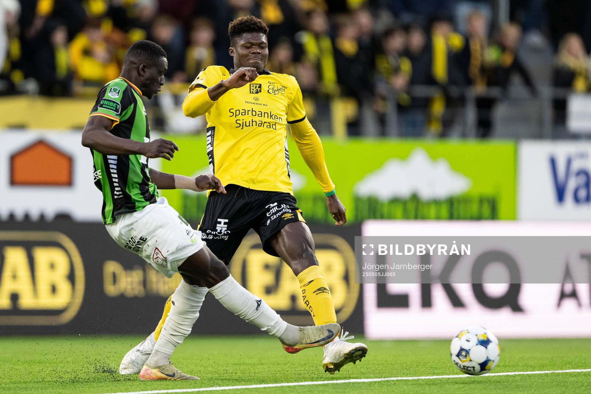 GAISs Ibrahim Diabate och Elfsborgs Terry Yegbe under fotbollsmatchen i Allsvenskan mellan Elfsborg och GAIS den 5 maj 2025 i Borås. 