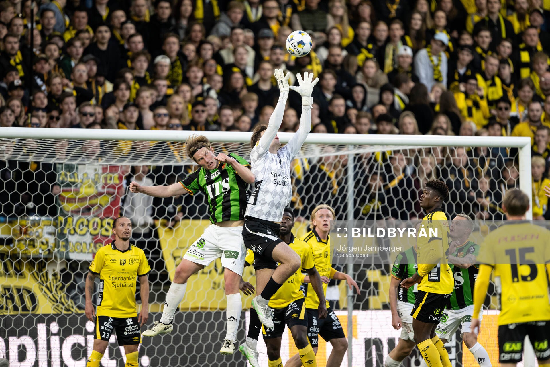 GAISs Robin Frej och Elfsborgs målvakt Simon Eriksson under fotbollsmatchen i Allsvenskan mellan Elfsborg och GAIS den 5 maj 2025 i Borås.