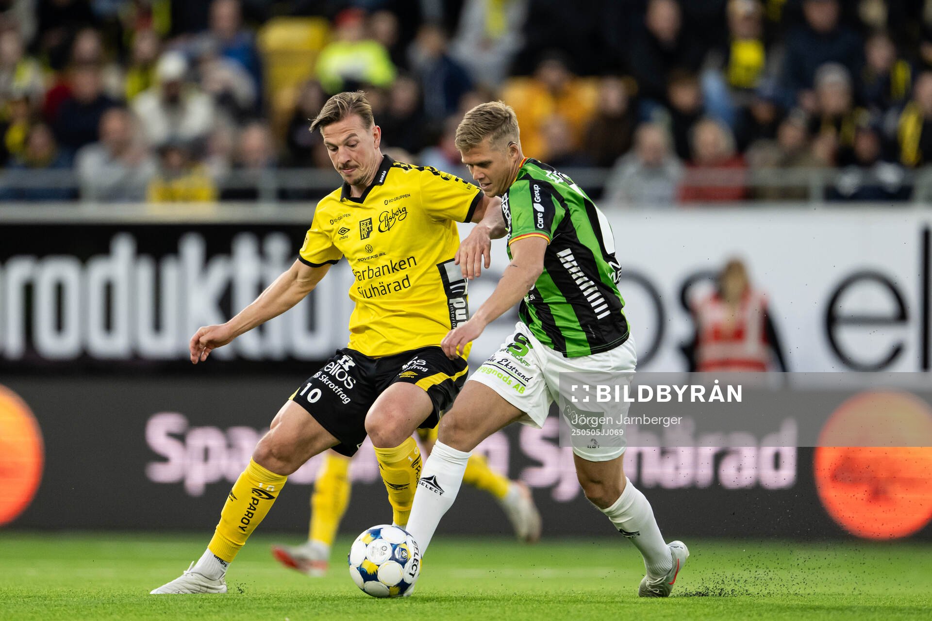 Elfsborgs Simon Olsson och GAISs Kevin Holmén under fotbollsmatchen i Allsvenskan mellan Elfsborg och GAIS den 5 maj 2025 i Borås. 