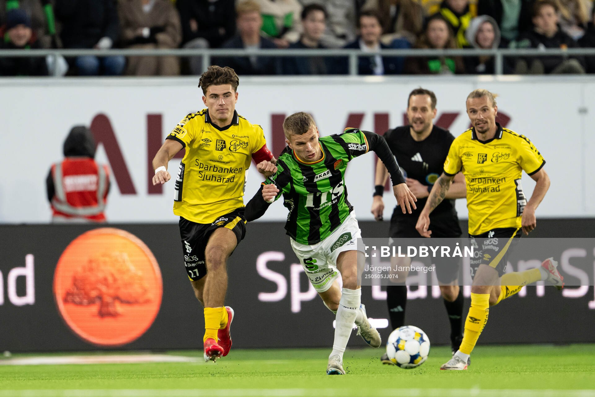 Elfsborgs Besfort Zeneli och GAISs Lucas Hedlund under fotbollsmatchen i Allsvenskan mellan Elfsborg och GAIS den 5 maj 2025 i Borås. 