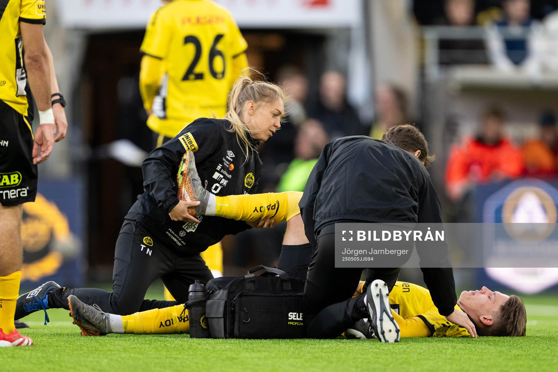 Elfsborgs Taylor Silverholt har ont och får vård av fysioterapeut Tania Nilsson under fotbollsmatchen i Allsvenskan mellan Elfsborg och GAIS den 5 maj 2025 i Borås.
