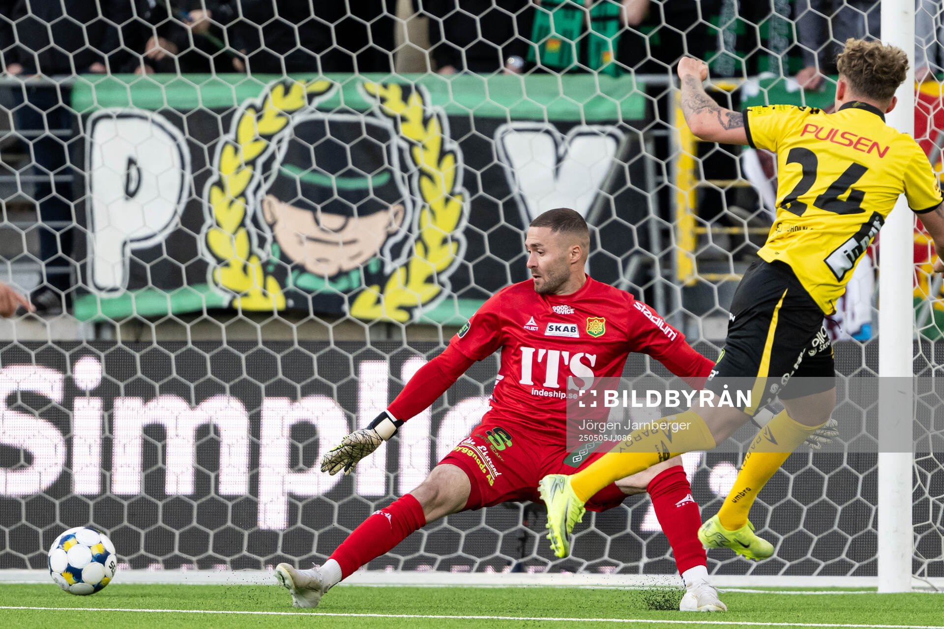 GAISs Mergim Krasniqi under fotbollsmatchen i Allsvenskan mellan Elfsborg och GAIS den 5 maj 2025 i Borås. 