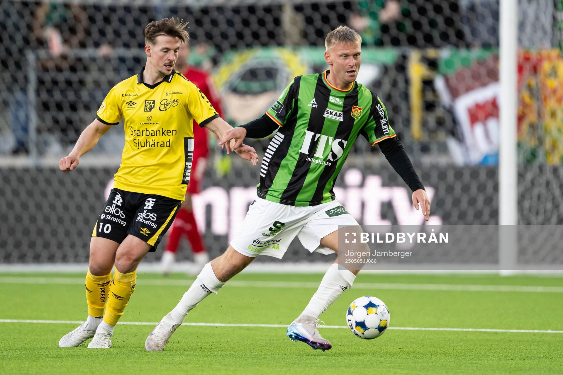 Elfsborgs Simon Olsson och GAISs Joackim Åberg under fotbollsmatchen i Allsvenskan mellan Elfsborg och GAIS den 5 maj 2025 i Borås. 