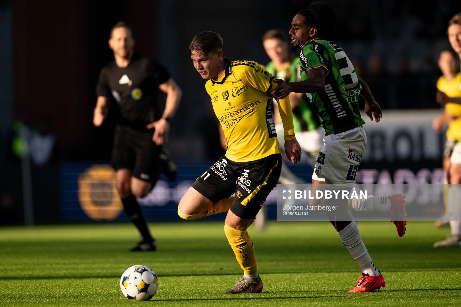 Elfsborgs Taylor Silverholt och GAISs Harun Ibrahim under fotbollsmatchen i Allsvenskan mellan Elfsborg och GAIS den 5 maj 2025 i Borås. 
