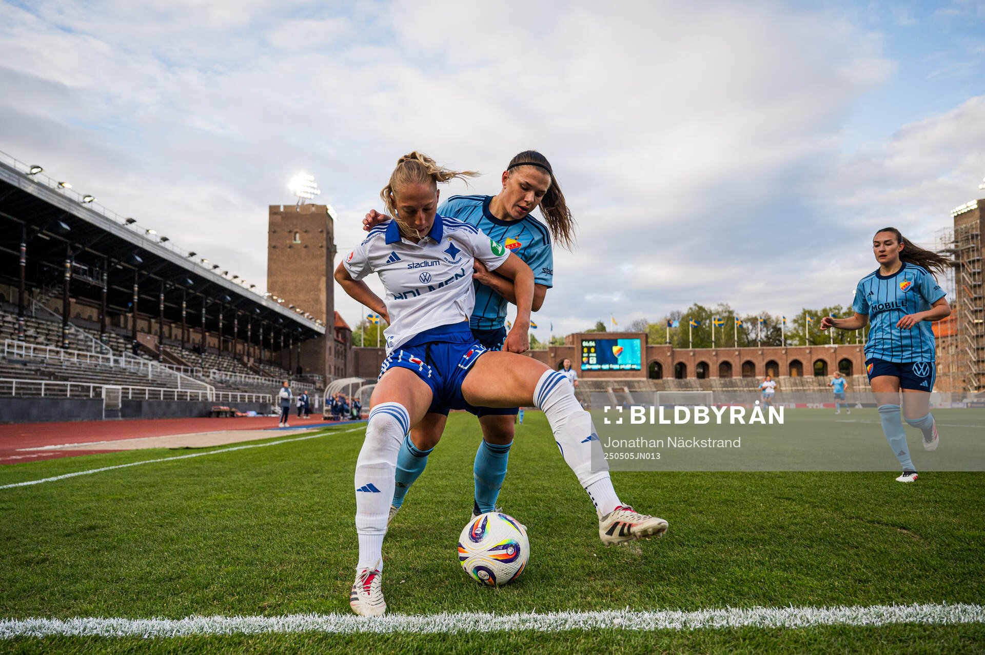 IFK Norrköpings Samantha Cary och Djurgårdens Alexsandra Lobanova under fotbollsmatchen i Damallsvenskan mellan Djurgården och IFK Norrköping den 5 maj 2025 i Stockholm. 