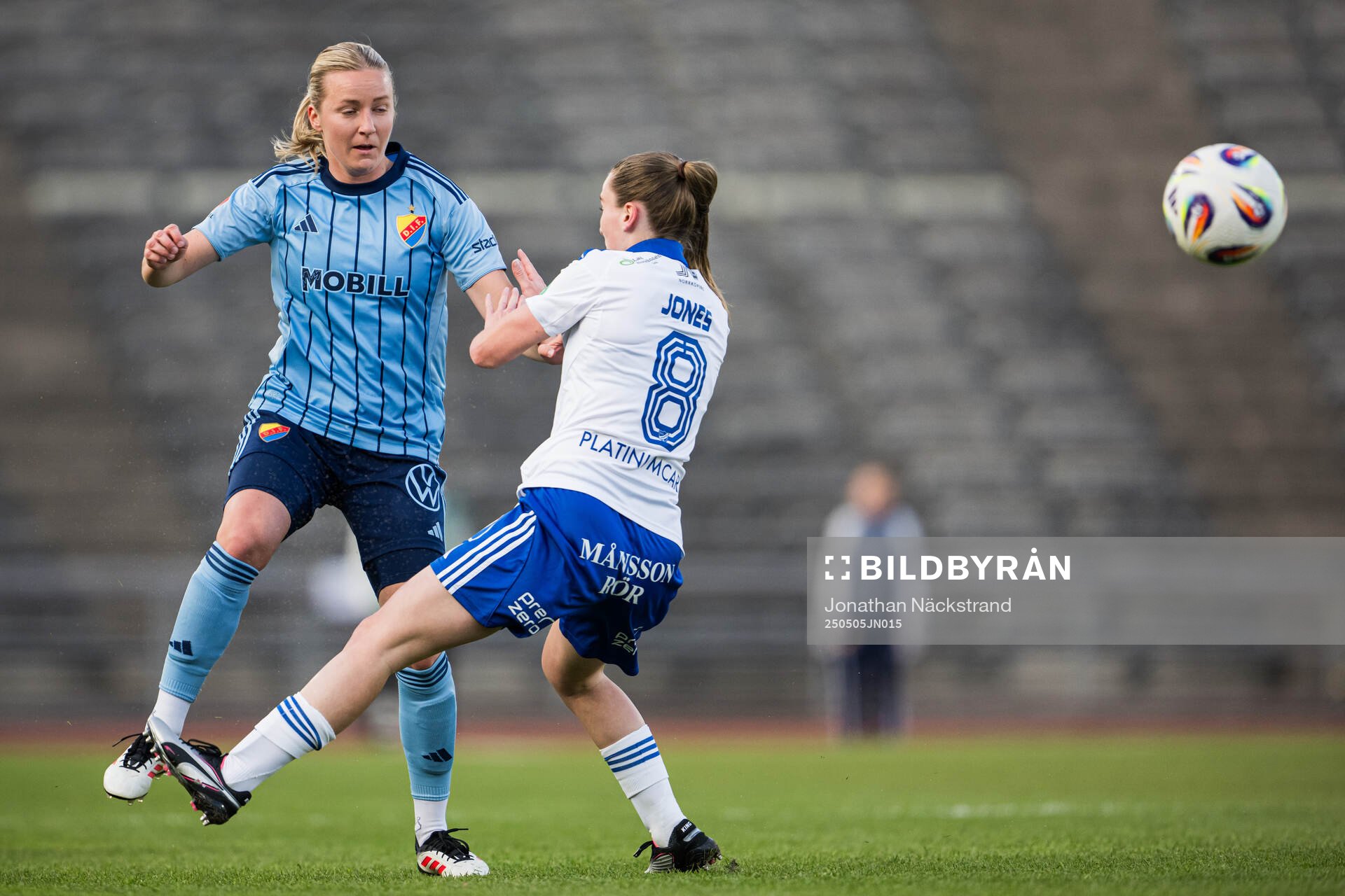 Djurgårdens Alexandra Jonasson och IFK Norrköpings Carrie Jones under fotbollsmatchen i Damallsvenskan mellan Djurgården och IFK Norrköping den 5 maj 2025 i Stockholm.