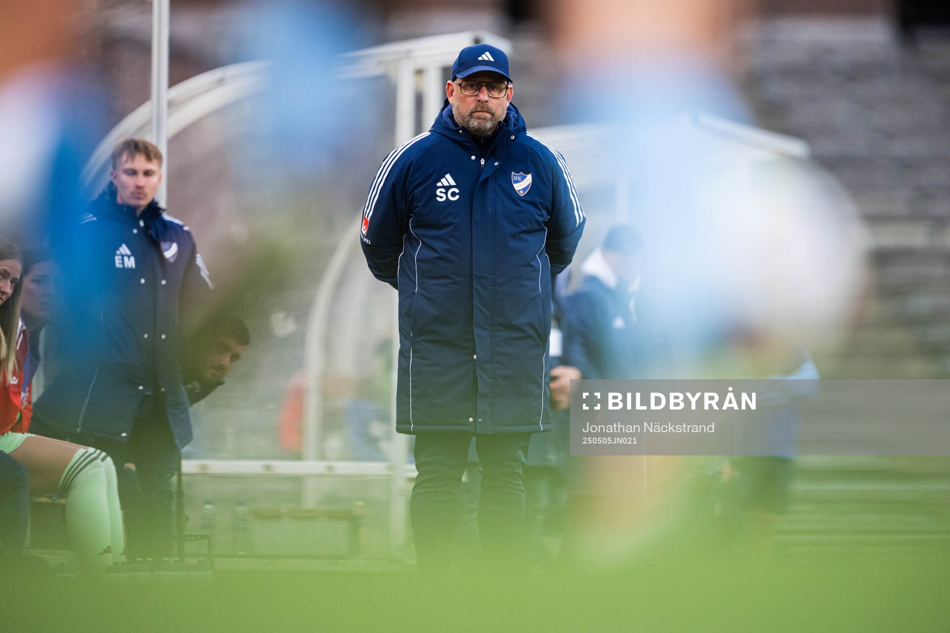 IFK Norrköpings tränare Stellan Carlsson under fotbollsmatchen i Damallsvenskan mellan Djurgården och IFK Norrköping den 5 maj 2025 i Stockholm.