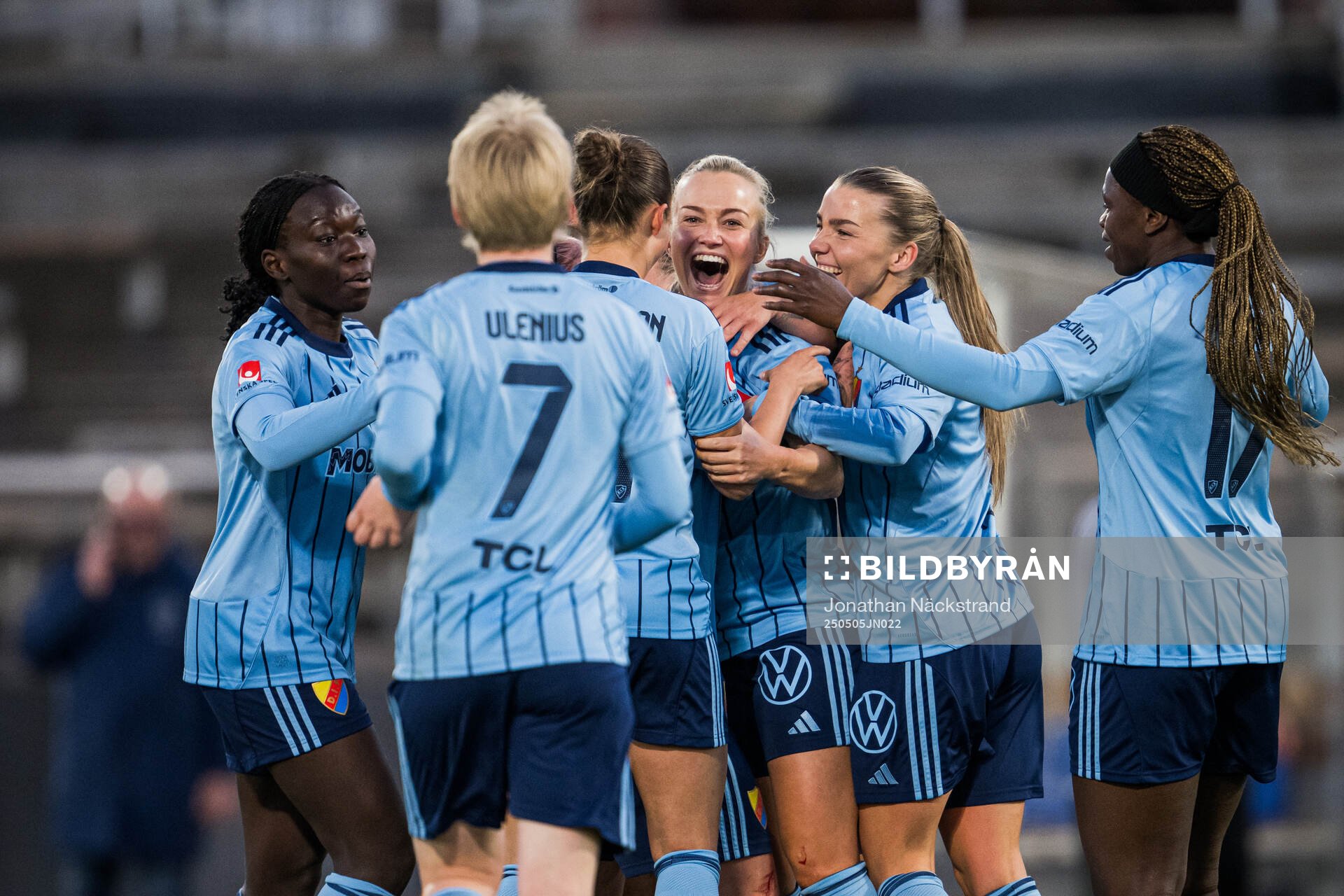 Djurgårdens Tove Almqvist jublar efter 1-1 under fotbollsmatchen i Damallsvenskan mellan Djurgården och IFK Norrköping den 5 maj 2025 i Stockholm.