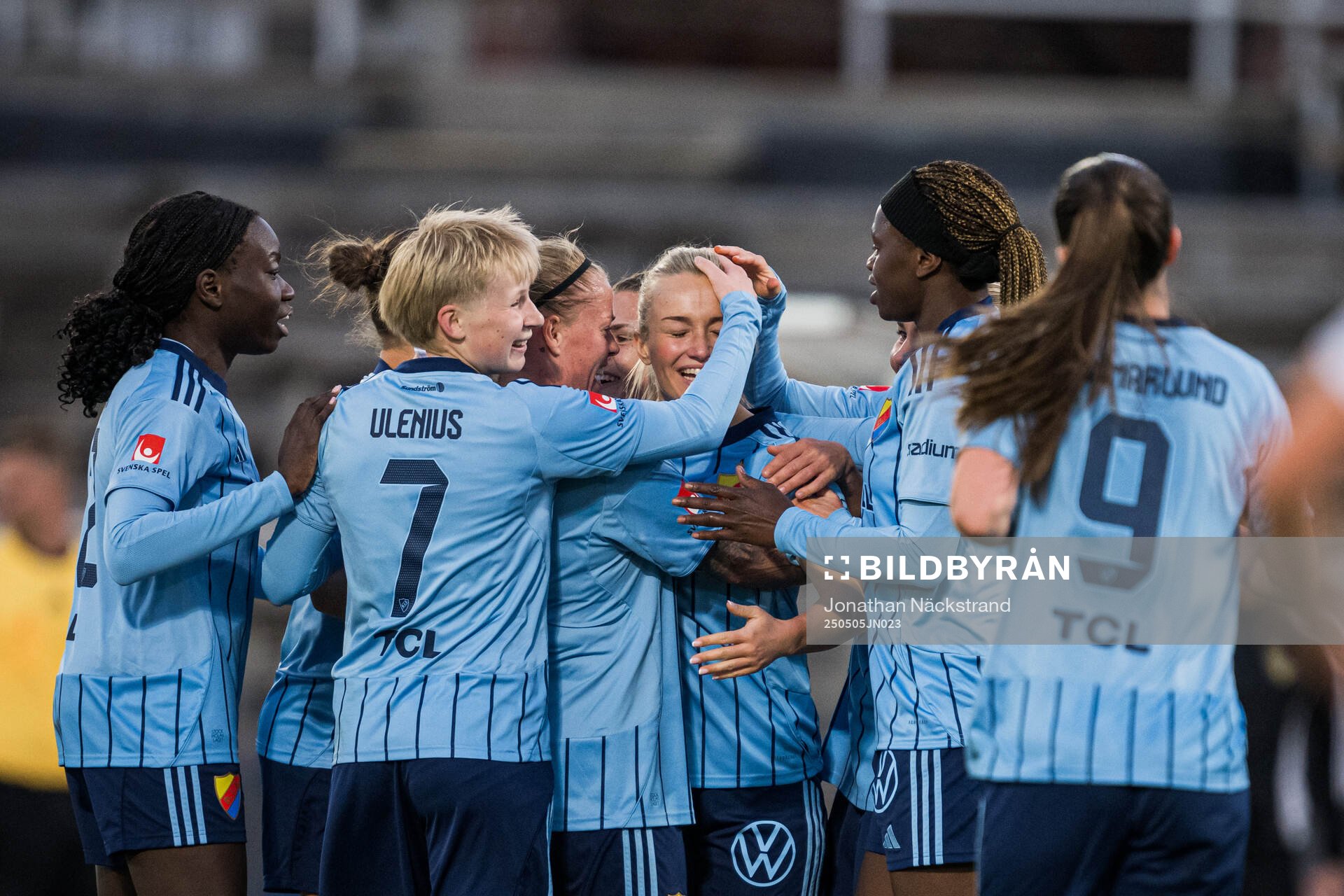 Djurgårdens Tove Almqvist jublar efter 1-1 under fotbollsmatchen i Damallsvenskan mellan Djurgården och IFK Norrköping den 5 maj 2025 i Stockholm.