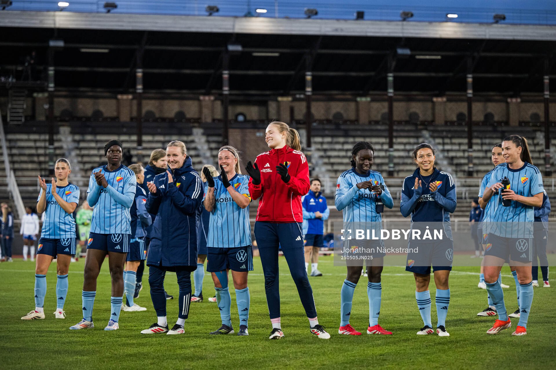 Djurgårdens spelare efter fotbollsmatchen i Damallsvenskan mellan Djurgården och IFK Norrköping den 5 maj 2025 i Stockholm.