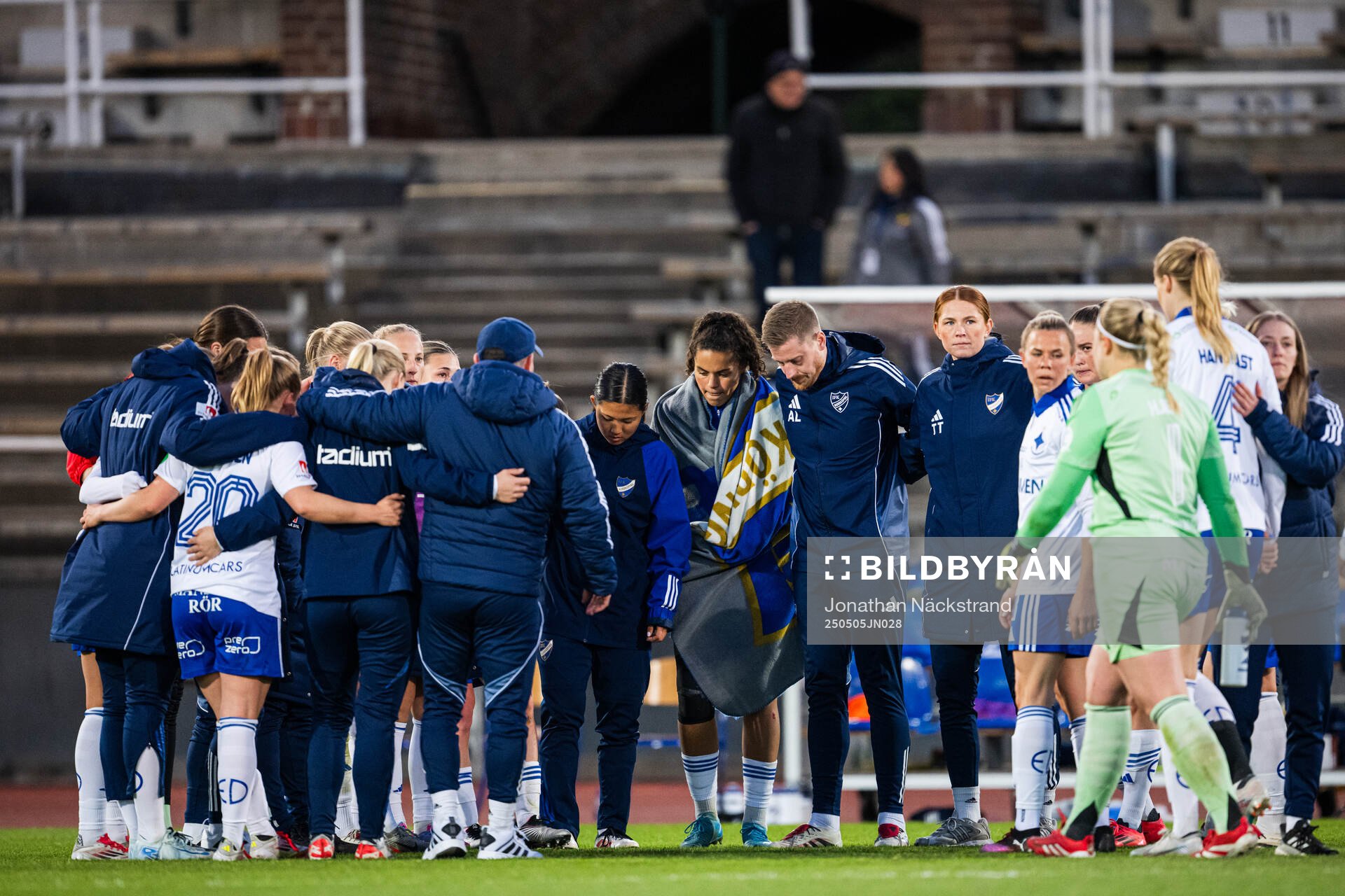 IFK Norrköpings spelare samlas efter fotbollsmatchen i Damallsvenskan mellan Djurgården och IFK Norrköping den 5 maj 2025 i Stockholm.