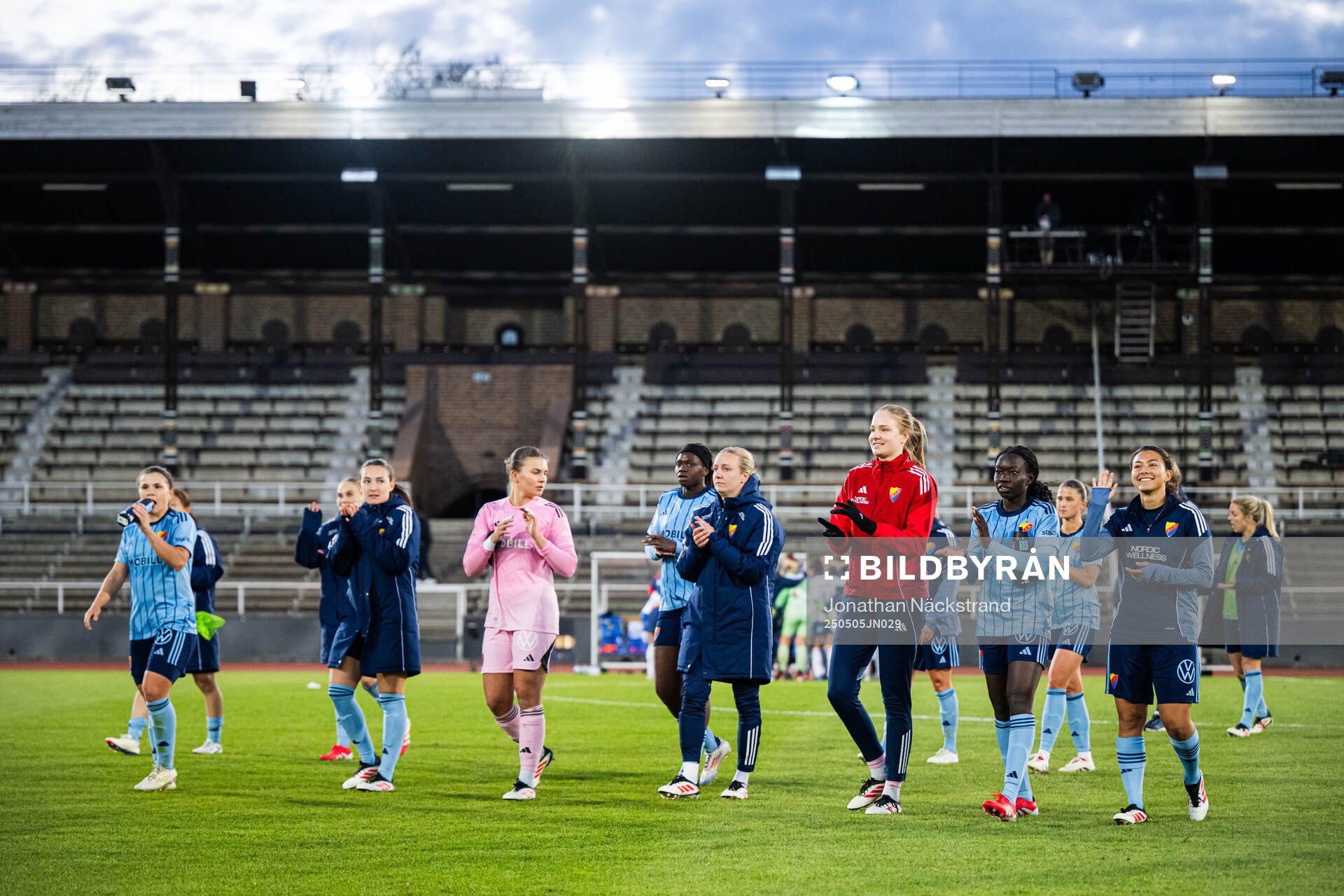 Djurgårdens spelare tackar publiken efter fotbollsmatchen i Damallsvenskan mellan Djurgården och IFK Norrköping den 5 maj 2025 i Stockholm.