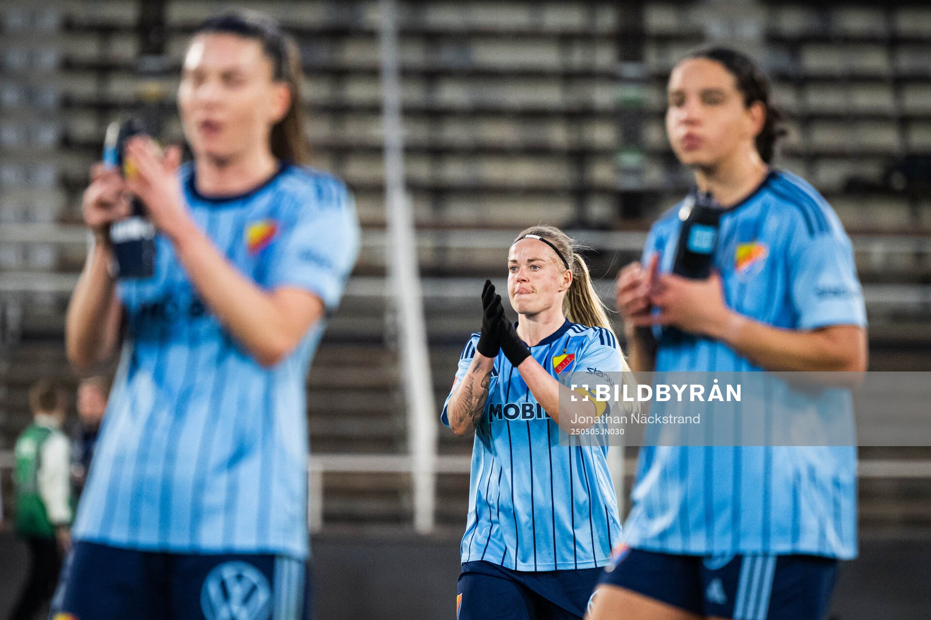 Djurgårdens Therese Åsland tackar publiken efter fotbollsmatchen i Damallsvenskan mellan Djurgården och IFK Norrköping den 5 maj 2025 i Stockholm.