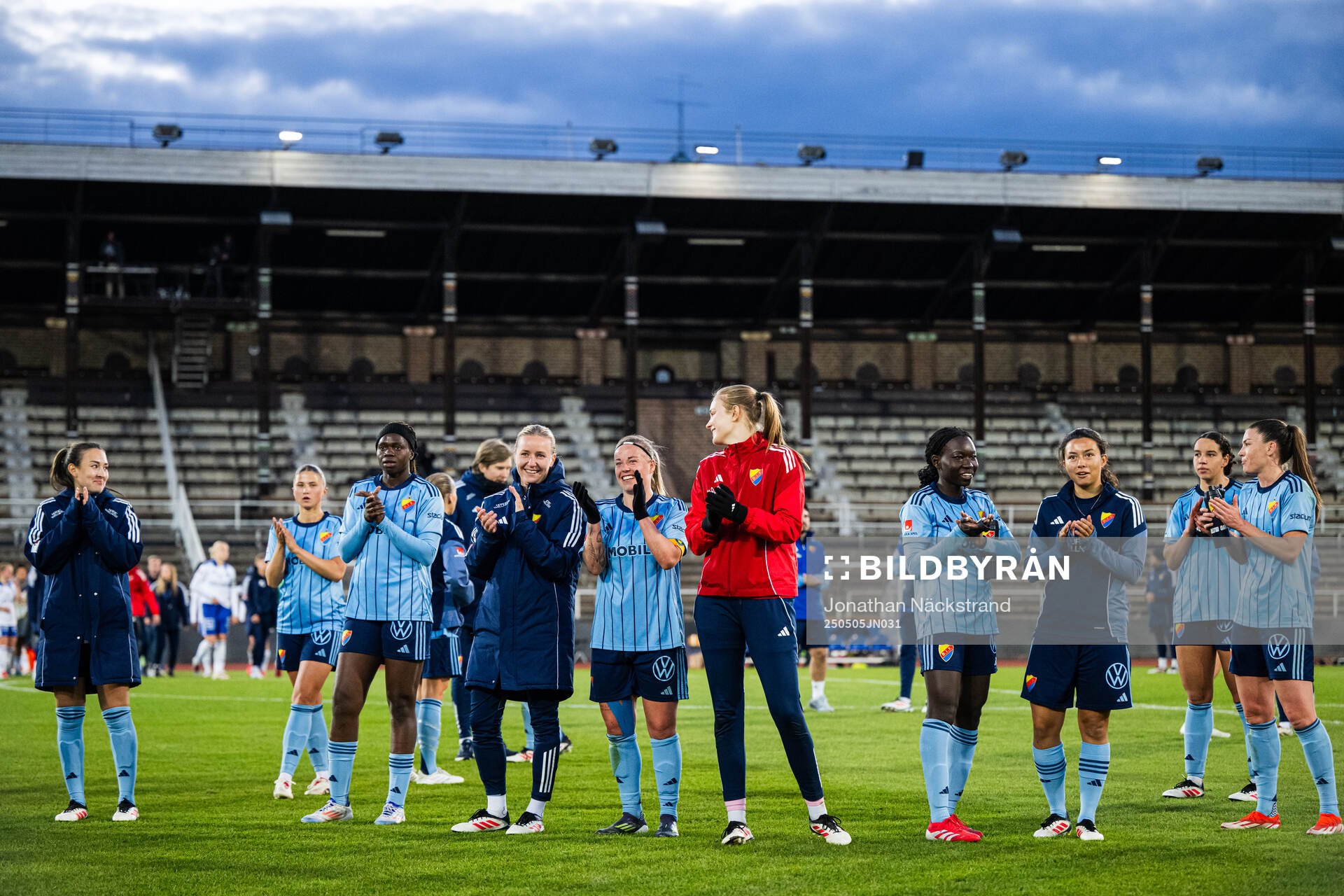 Djurgårdens spelare tackar publiken efter fotbollsmatchen i Damallsvenskan mellan Djurgården och IFK Norrköping den 5 maj 2025 i Stockholm.