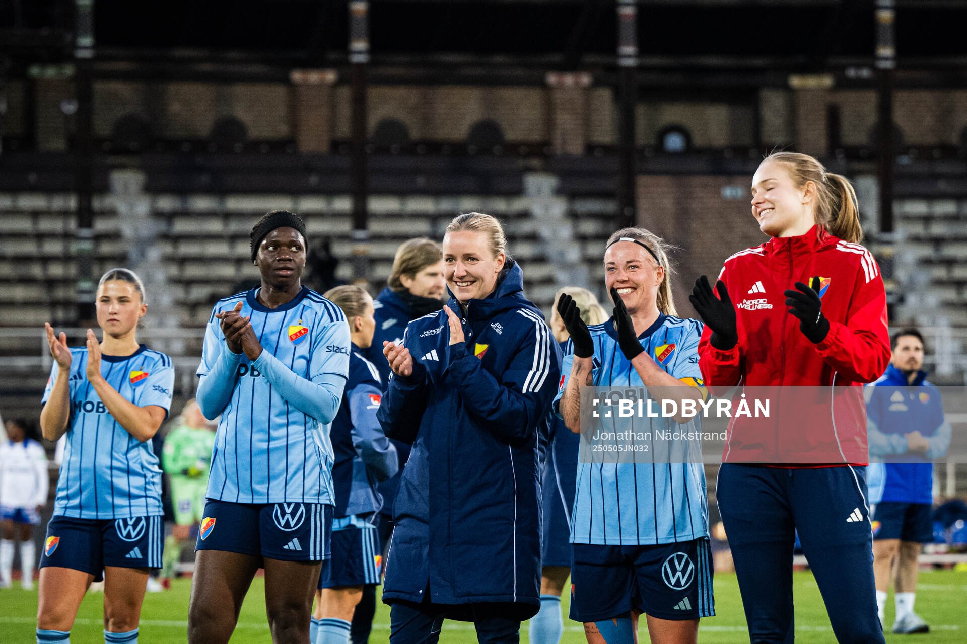 Djurgårdens spelare tackar publiken efter fotbollsmatchen i Damallsvenskan mellan Djurgården och IFK Norrköping den 5 maj 2025 i Stockholm.