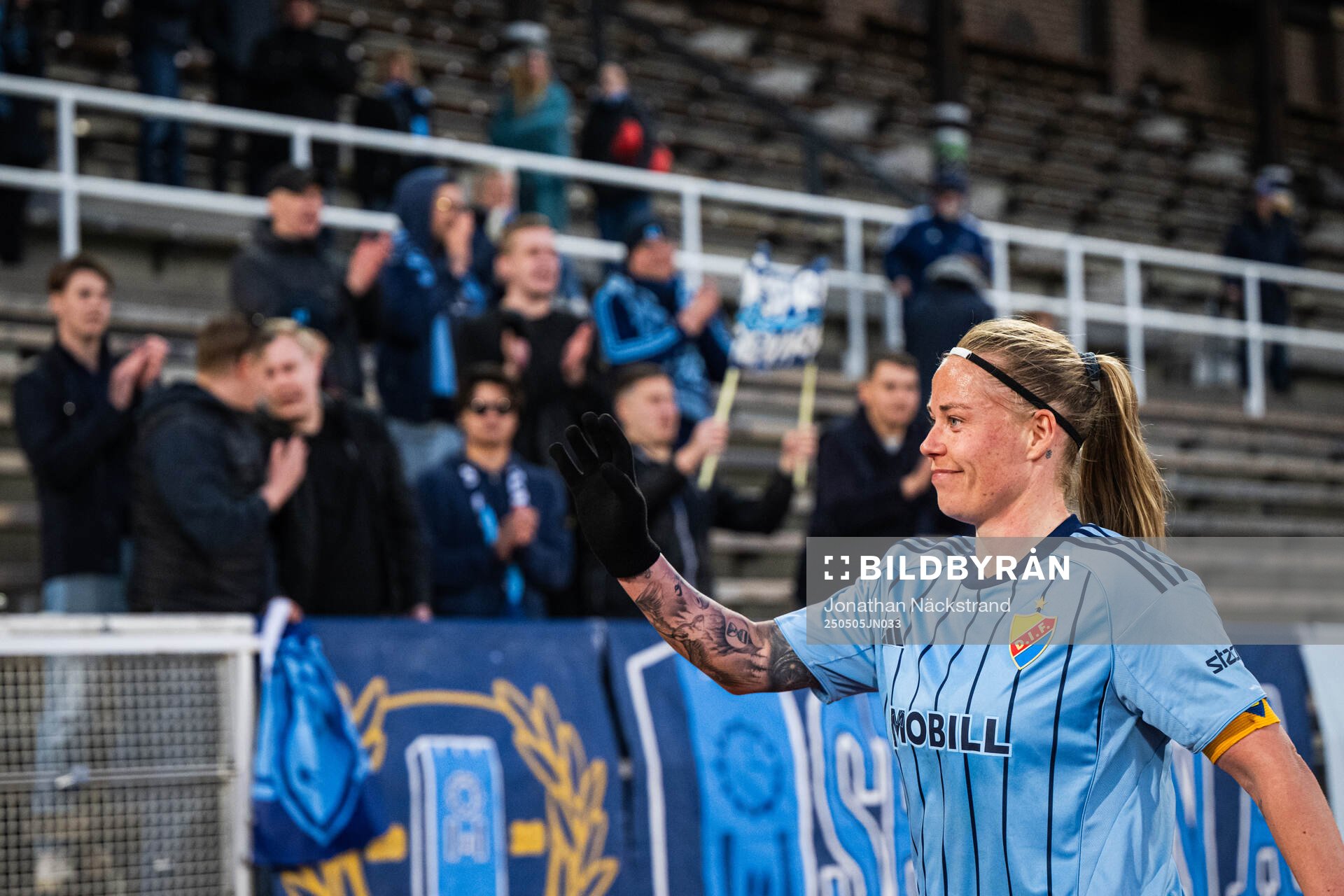 Djurgårdens Therese Åsland tackar publiken efter fotbollsmatchen i Damallsvenskan mellan Djurgården och IFK Norrköping den 5 maj 2025 i Stockholm.