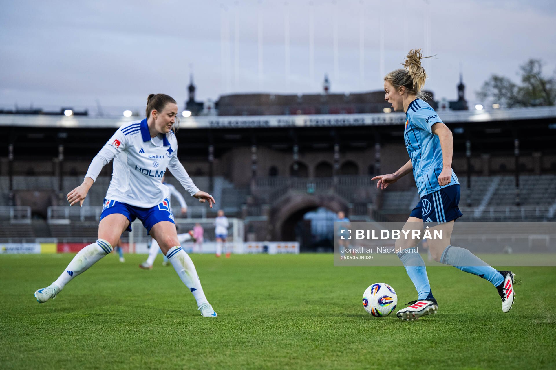 IFK Norrköpings Maja Regnås Valcic och Djurgårdens Mimmi Larsson under fotbollsmatchen i Damallsvenskan mellan Djurgården och IFK Norrköping den 5 maj 2025 i Stockholm.