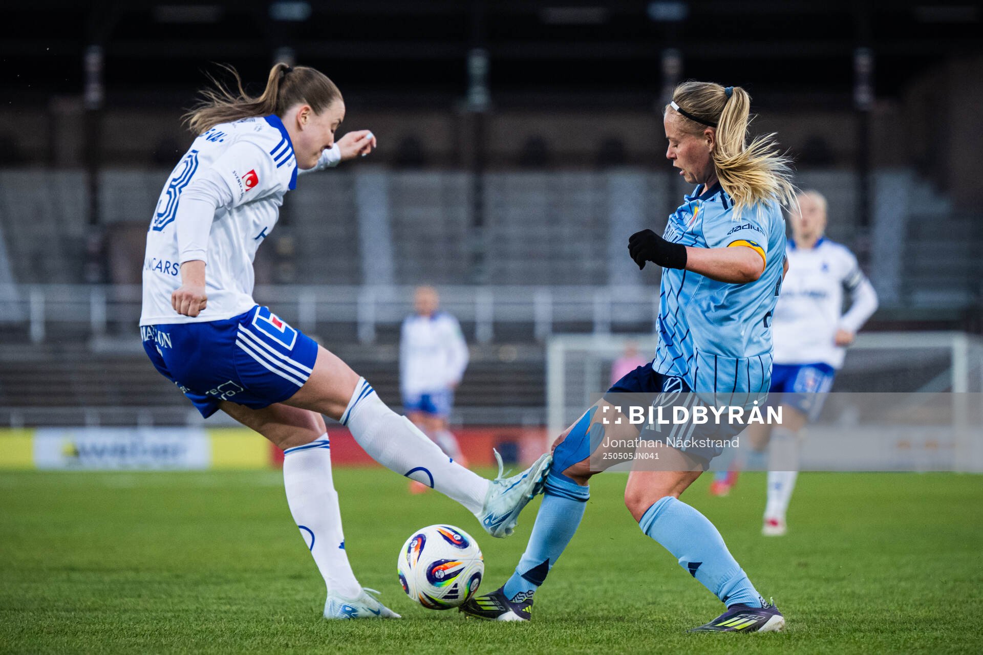IFK Norrköpings Maja Regnås Valcic och Djurgårdens Therese Åsland under fotbollsmatchen i Damallsvenskan mellan Djurgården och IFK Norrköping den 5 maj 2025 i Stockholm.