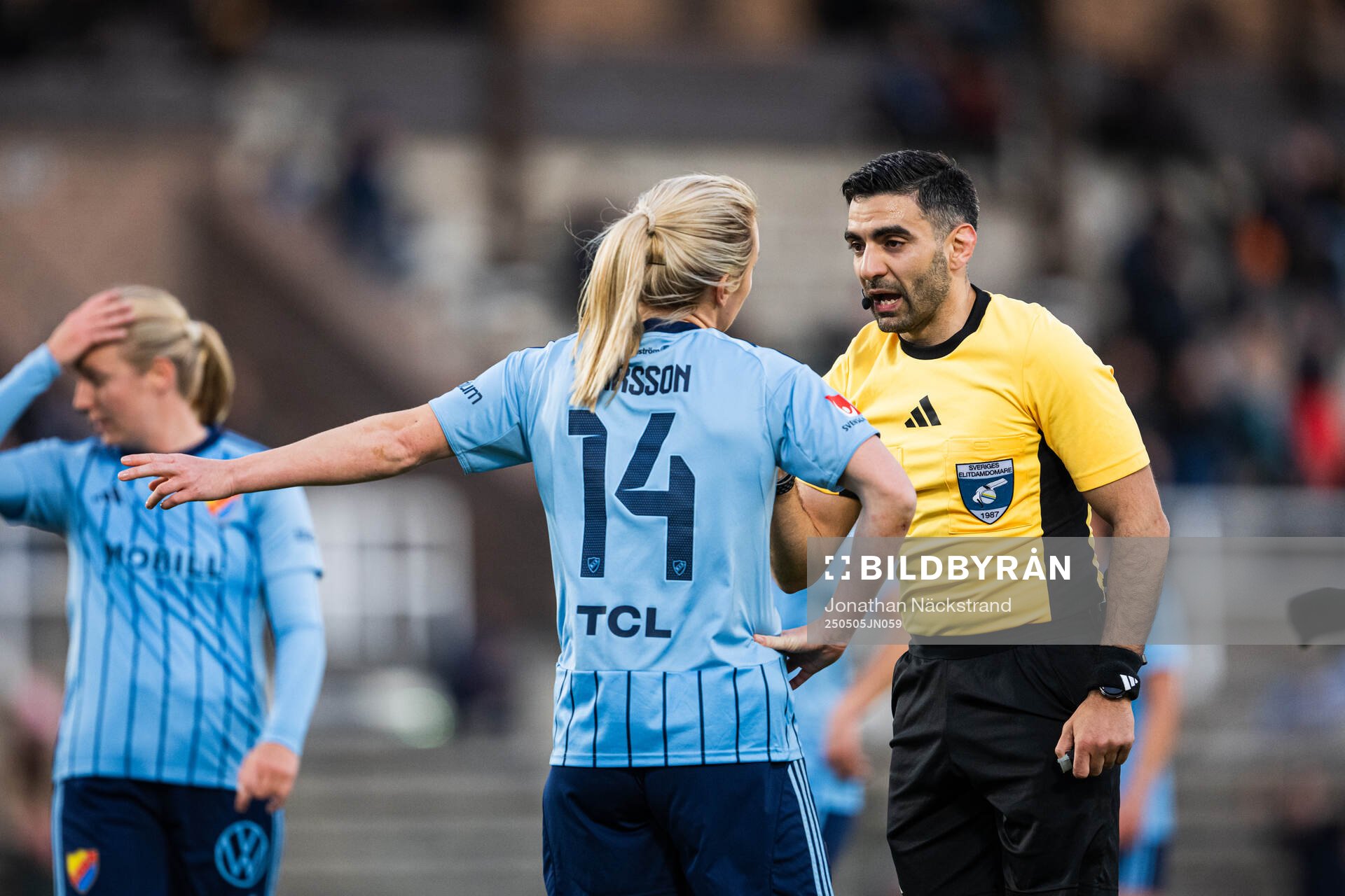 Domare George Jansizian under fotbollsmatchen i Damallsvenskan mellan Djurgården och IFK Norrköping den 5 maj 2025 i Stockholm.