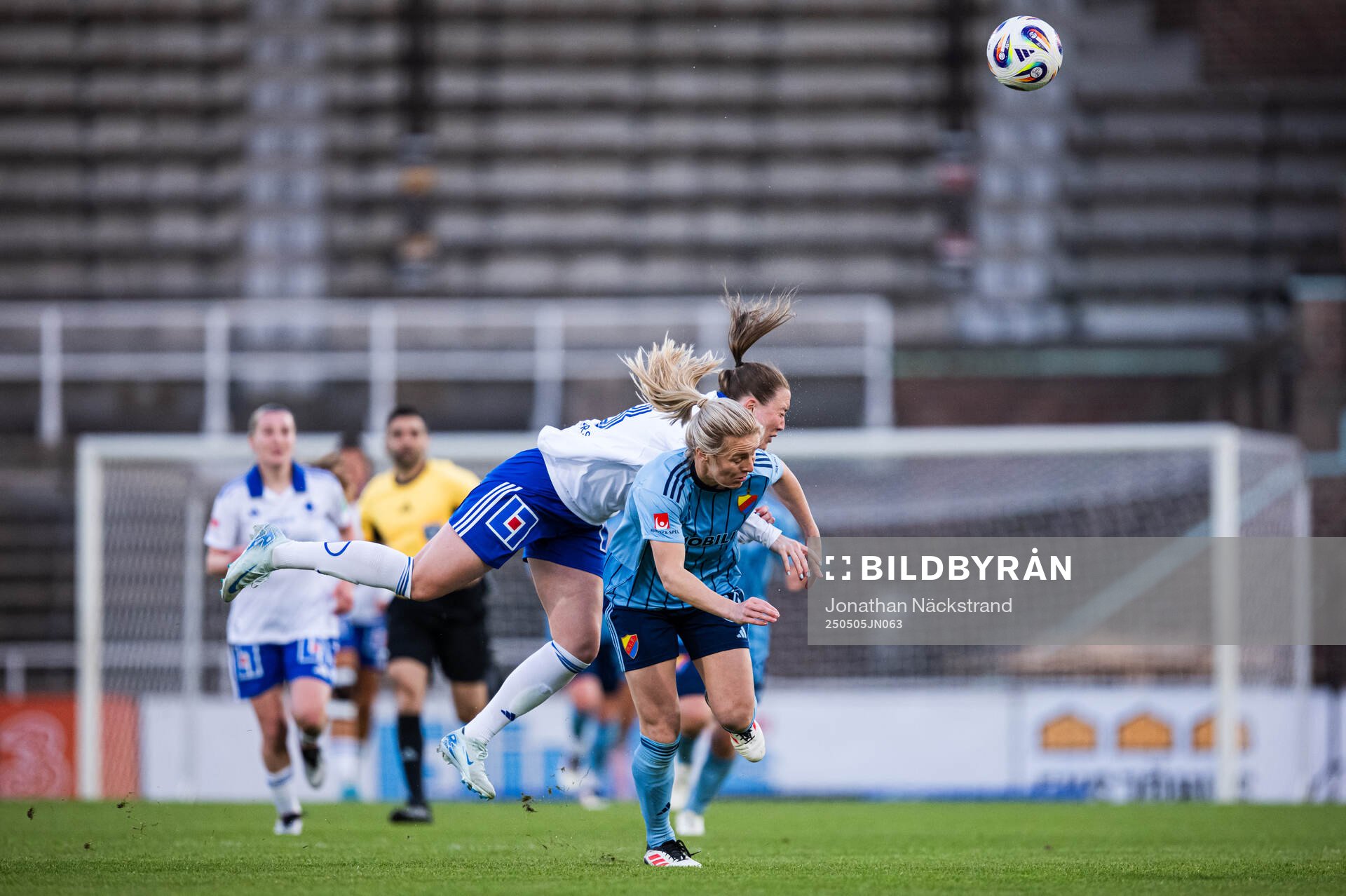 IFK Norrköpings Maja Regnås Valcic och Djurgårdens Mimmi Larsson under fotbollsmatchen i Damallsvenskan mellan Djurgården och IFK Norrköping den 5 maj 2025 i Stockholm.