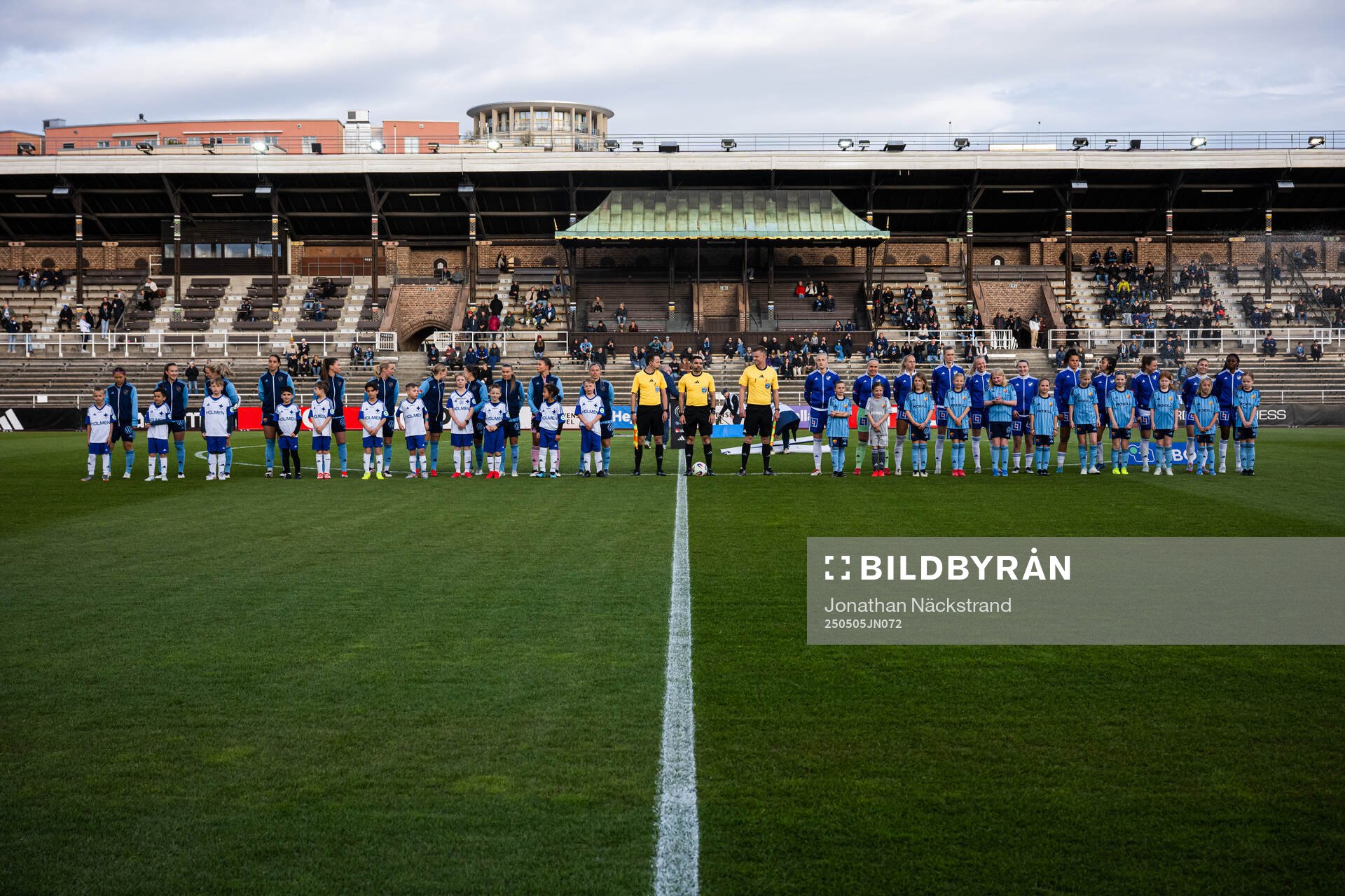 Djurgårdens och IFK Norrköpings spelare inför fotbollsmatchen i Damallsvenskan mellan Djurgården och IFK Norrköping den 5 maj 2025 i Stockholm.